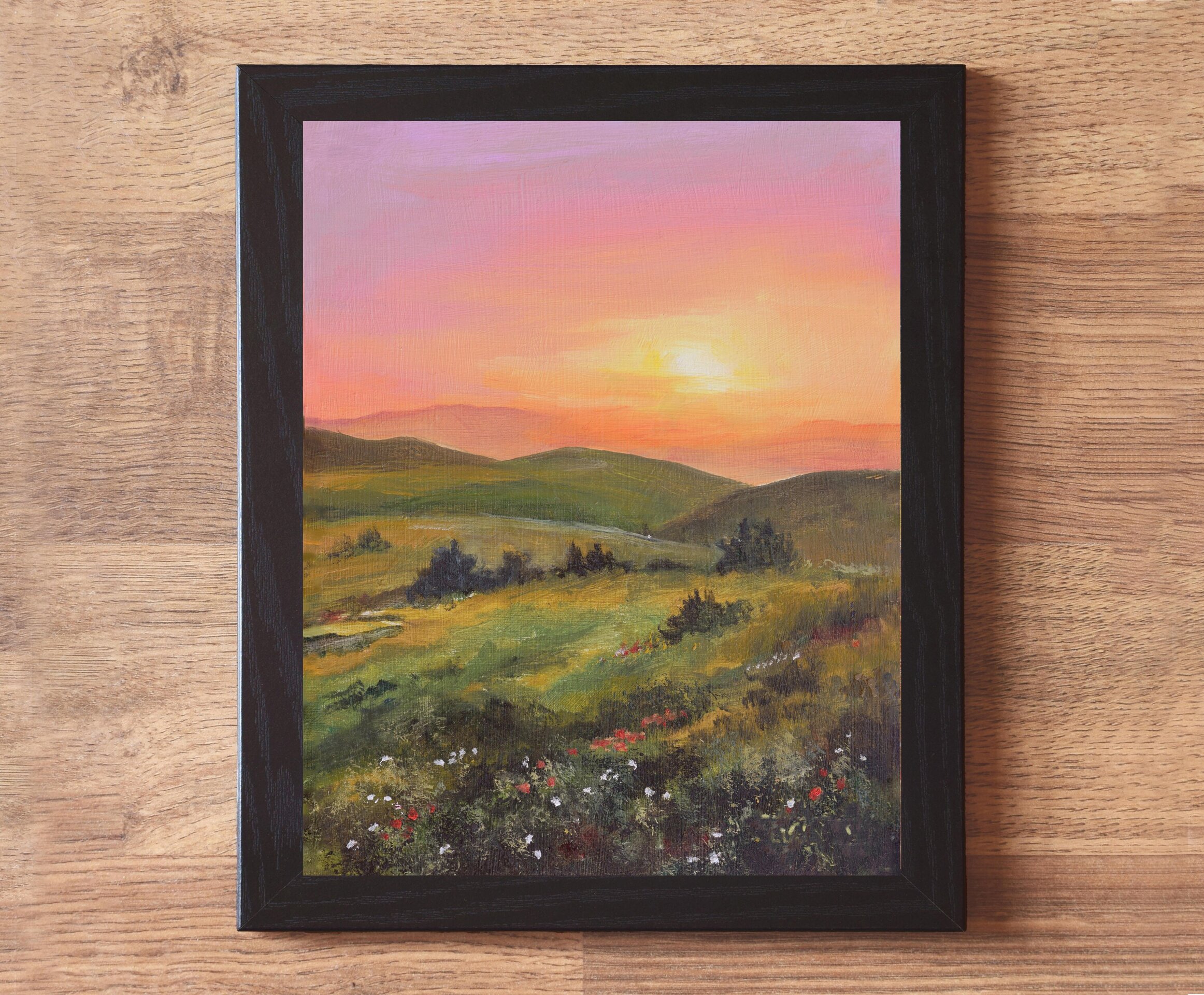 Cuadro de lomas en tonos suaves con flores y arbustos. Horizonte con luz cálida - 2