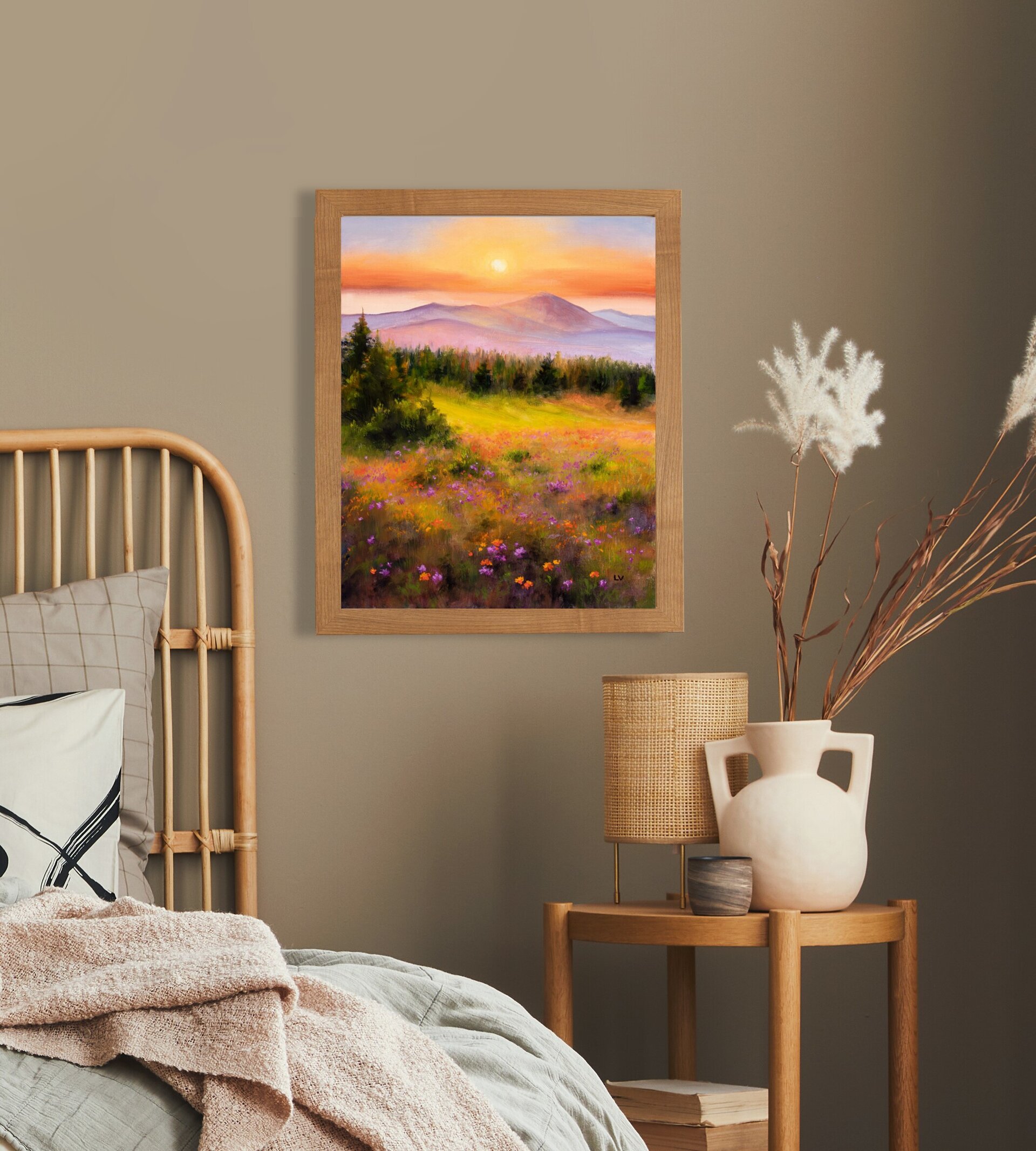 Montañas brumosas en puesta de sol con verde pradera, abetos y flores de colores - 6