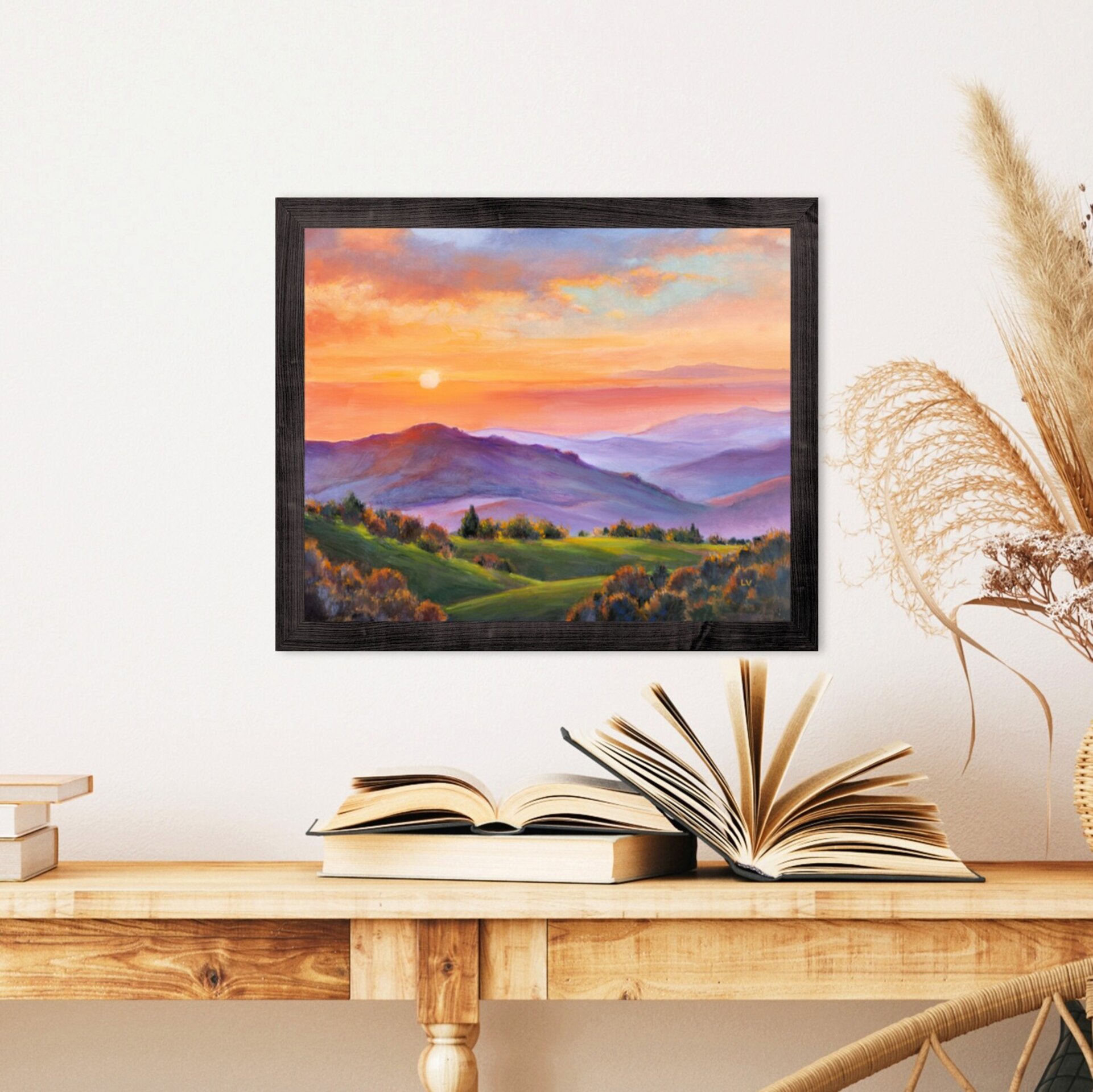 Colorida pintura de montes púrpura y prados verdes con sol dorado al atardecer - 6
