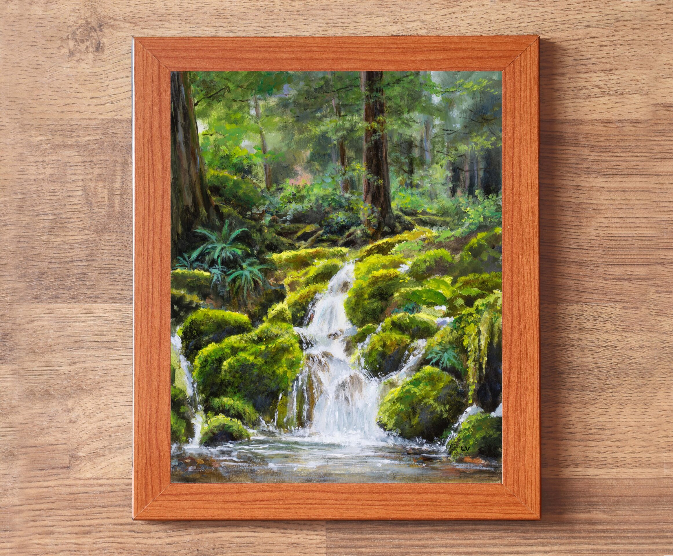 Pintura realista de río forestal con cascada y piedras cubiertas de musgo verde - 3