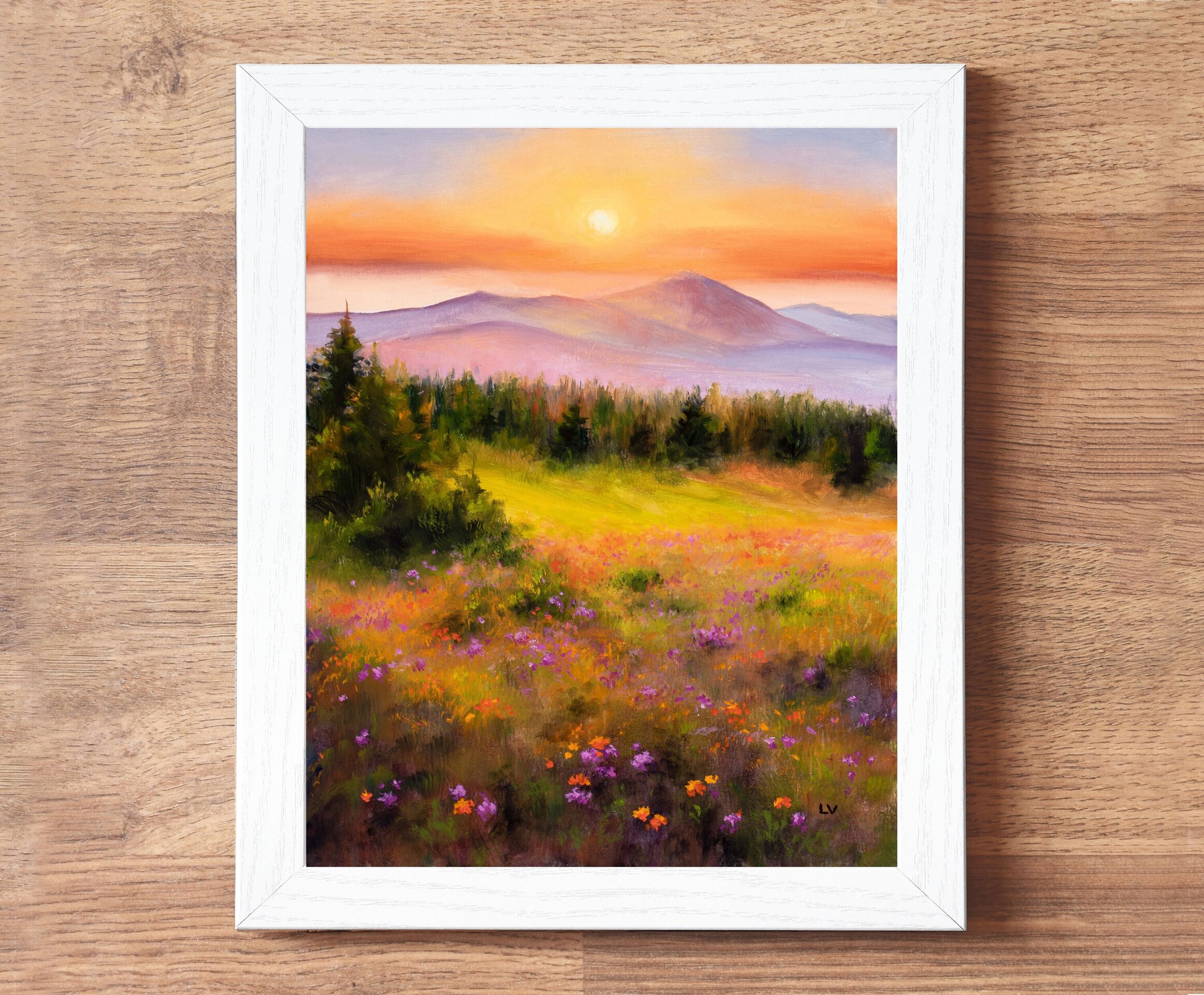 Montañas brumosas en puesta de sol con verde pradera, abetos y flores de colores - 4