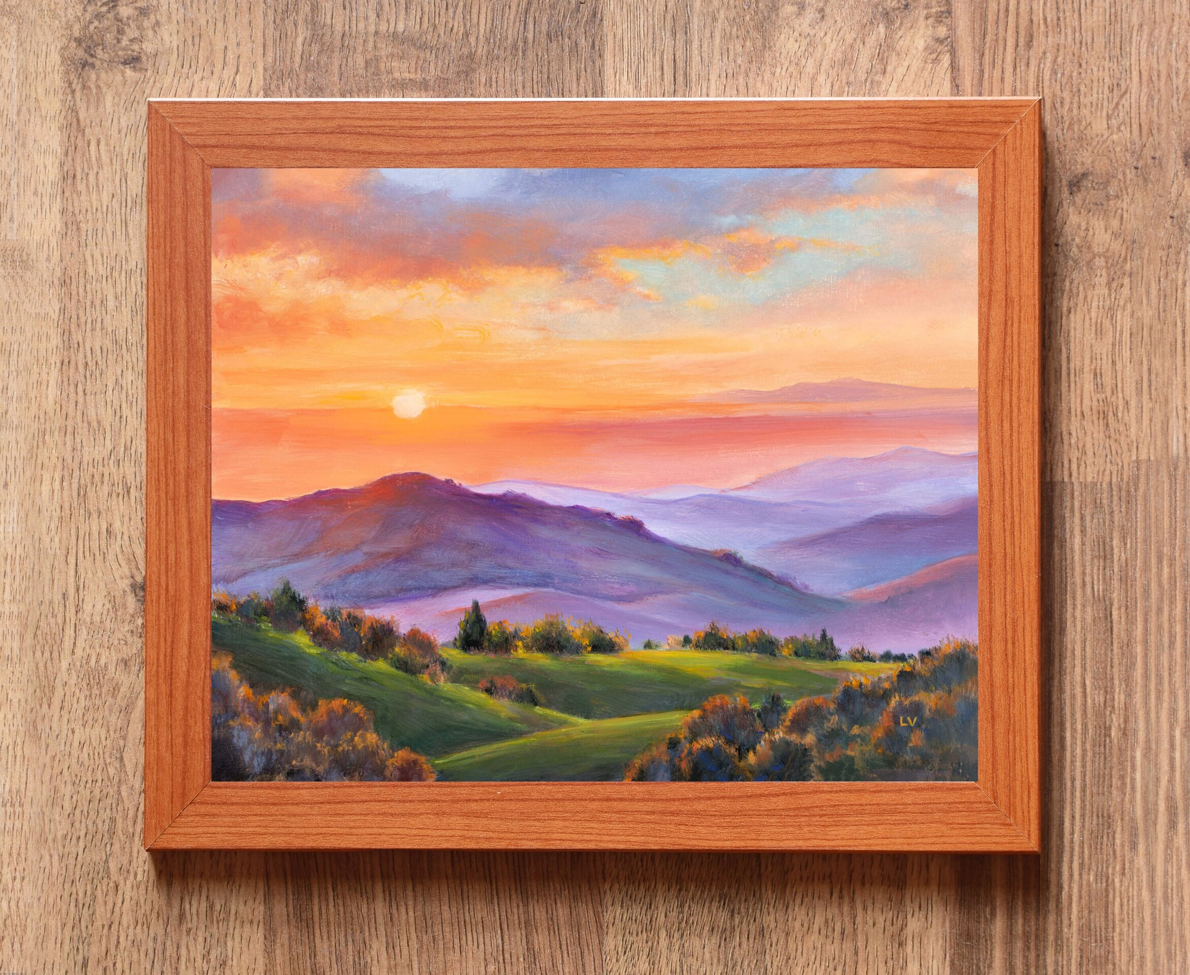 Colorida pintura de montes púrpura y prados verdes con sol dorado al atardecer - 3