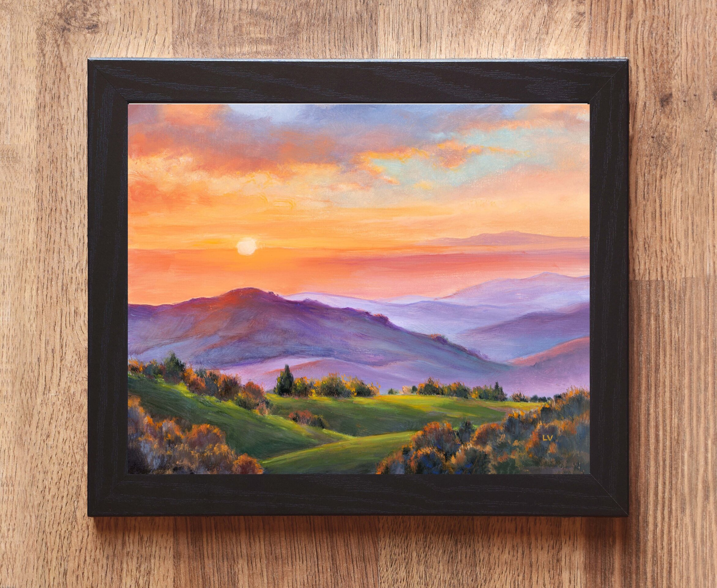 Colorida pintura de montes púrpura y prados verdes con sol dorado al atardecer - 2