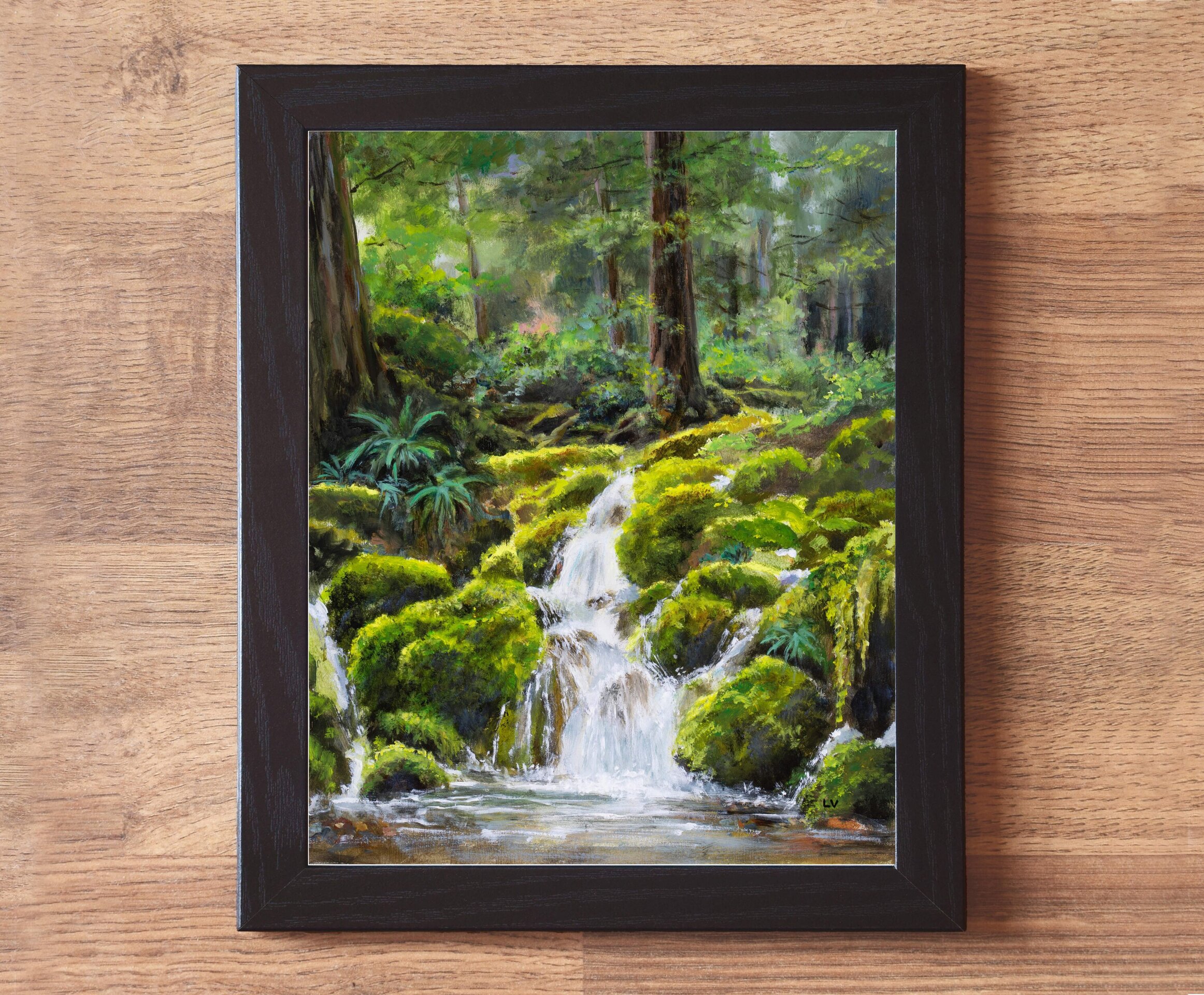 Pintura realista de río forestal con cascada y piedras cubiertas de musgo verde - 2