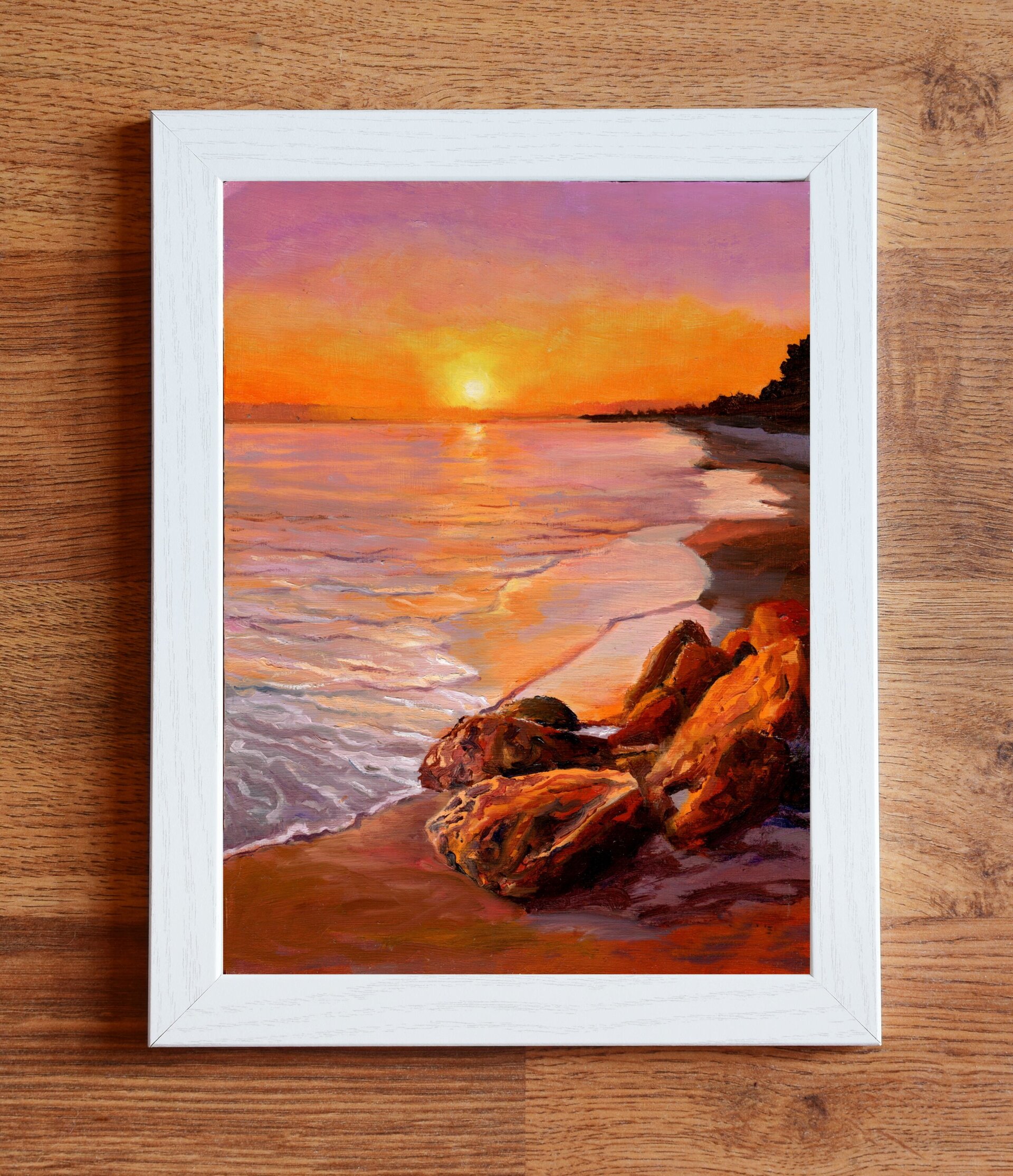 Óleo de atardecer en playa con sol anaranjado sobre horizonte y rocas en arena - 4