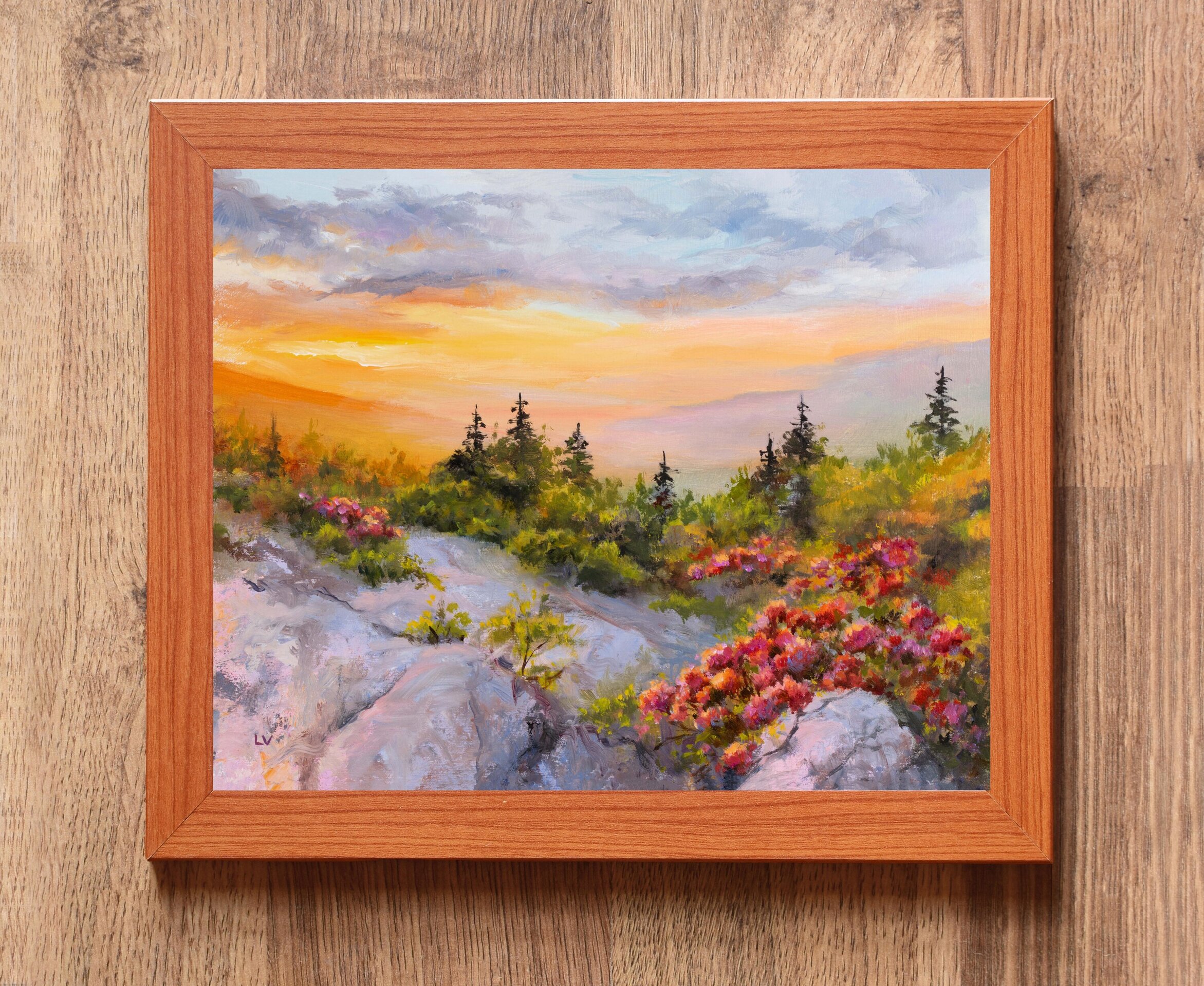 Paisaje puesta de sol en montaña con flores rojas, Cielo en tonos naranja y rosa - 3