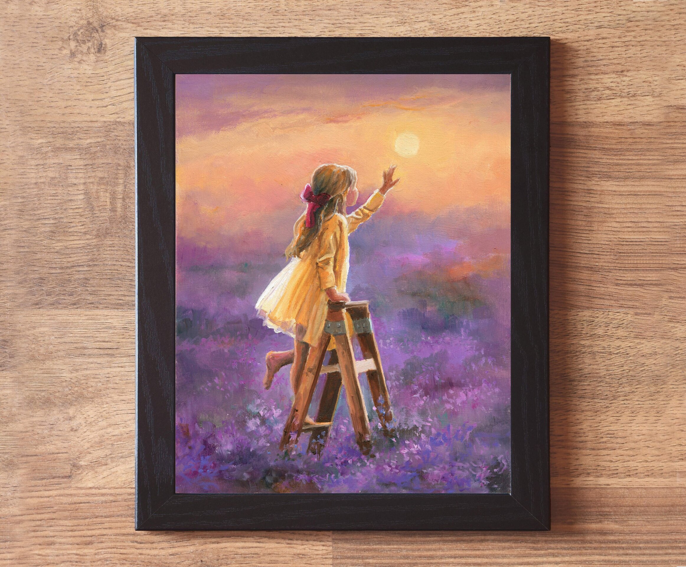Niña en escalera en campo de lavanda al atardecer, Sol brillando en cielo - 2