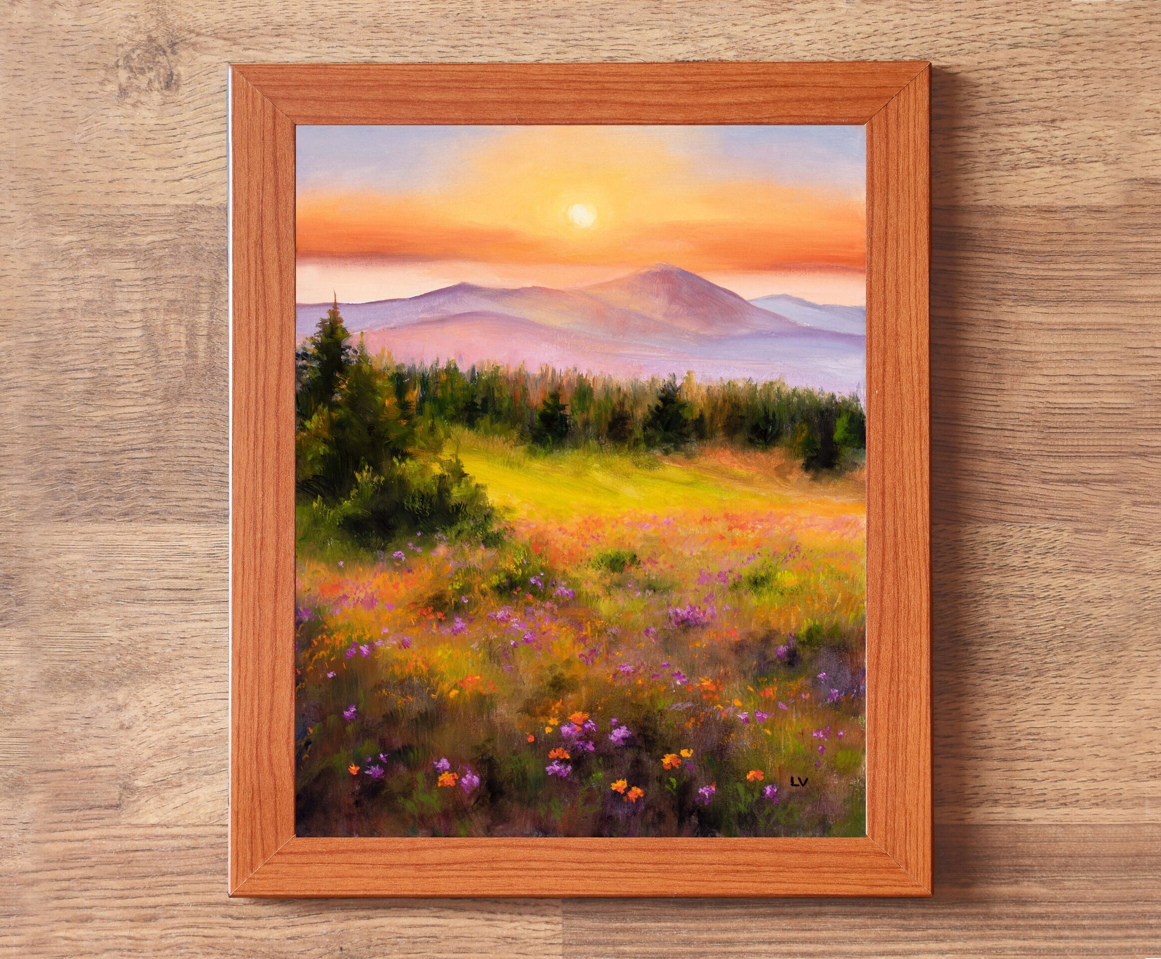 Montañas brumosas en puesta de sol con verde pradera, abetos y flores de colores - 3