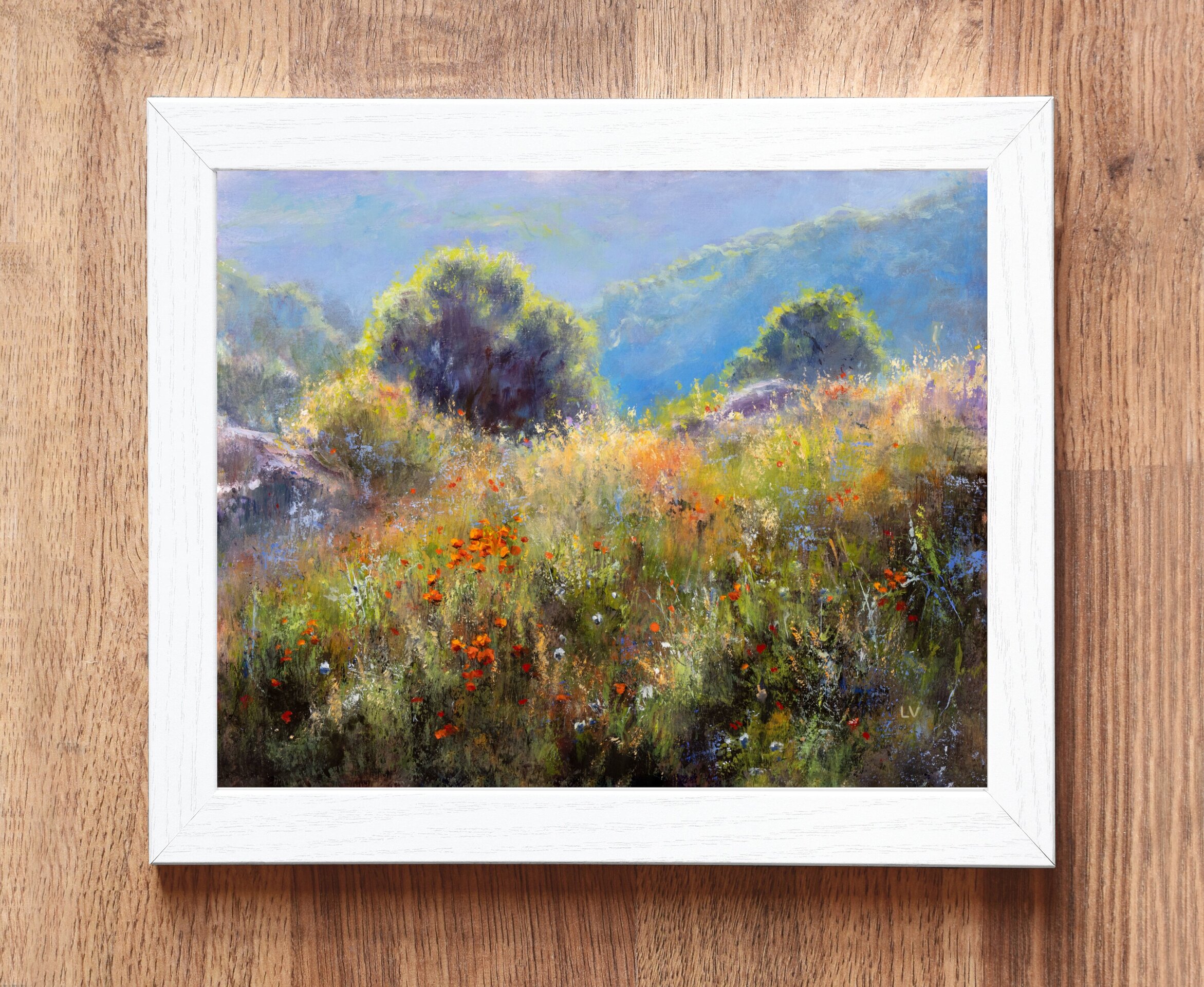 Pintura de colorido campo de flores con montañas distantes y arboles a contraluz - 4