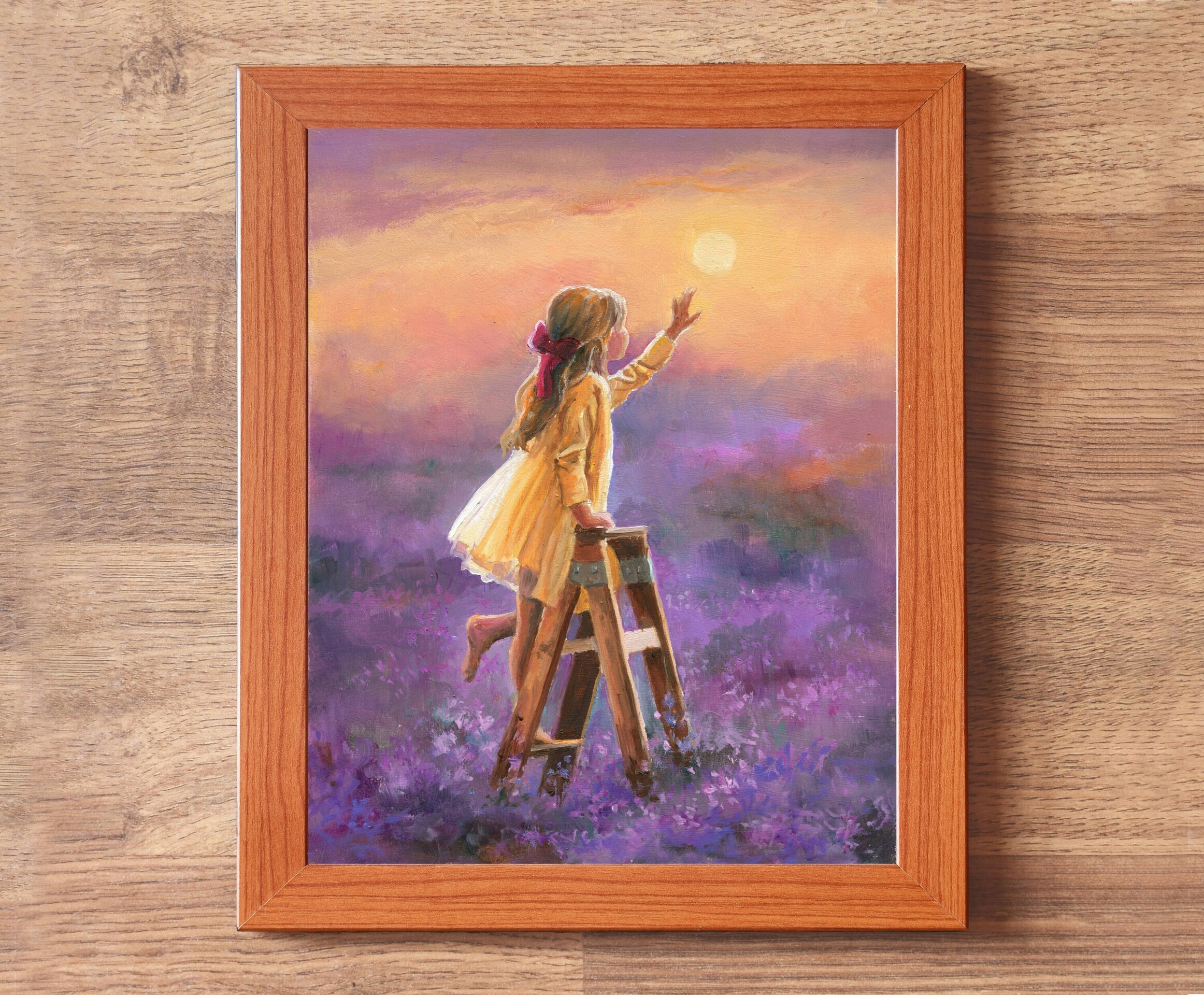 Niña en escalera en campo de lavanda al atardecer, Sol brillando en cielo - 3