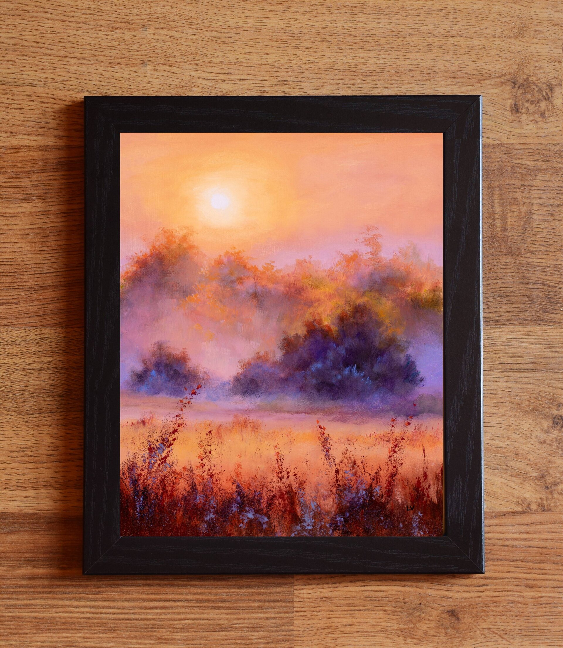 Pintura de amanecer sereno y niebla en campo de tonos dorados, naranja y morado - 2