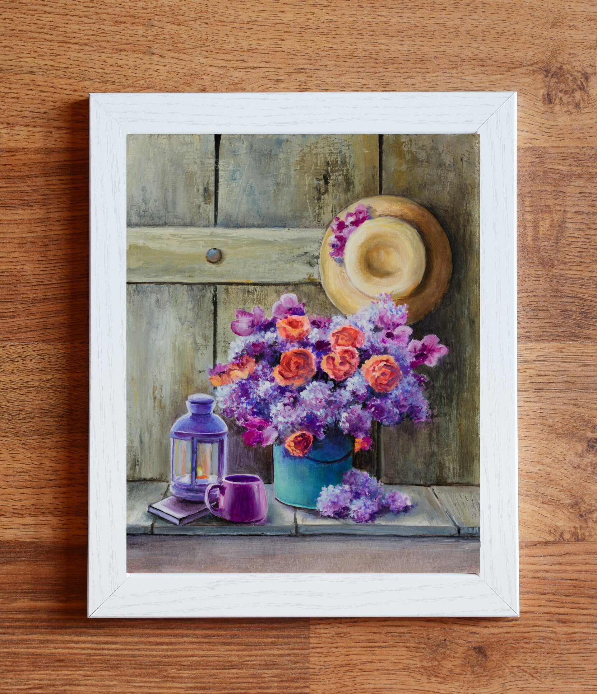 Óleo de bodegón, flores moradas y rojas, sombrero de paja, taza, farol encendido - 4
