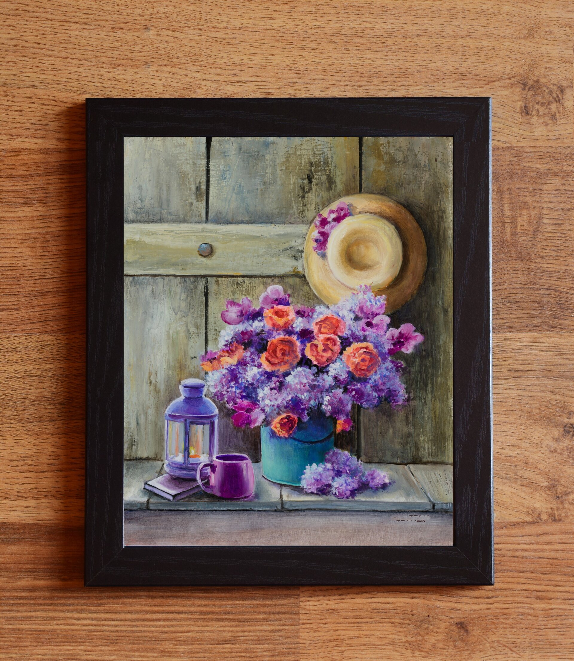 Óleo de bodegón, flores moradas y rojas, sombrero de paja, taza, farol encendido - 2