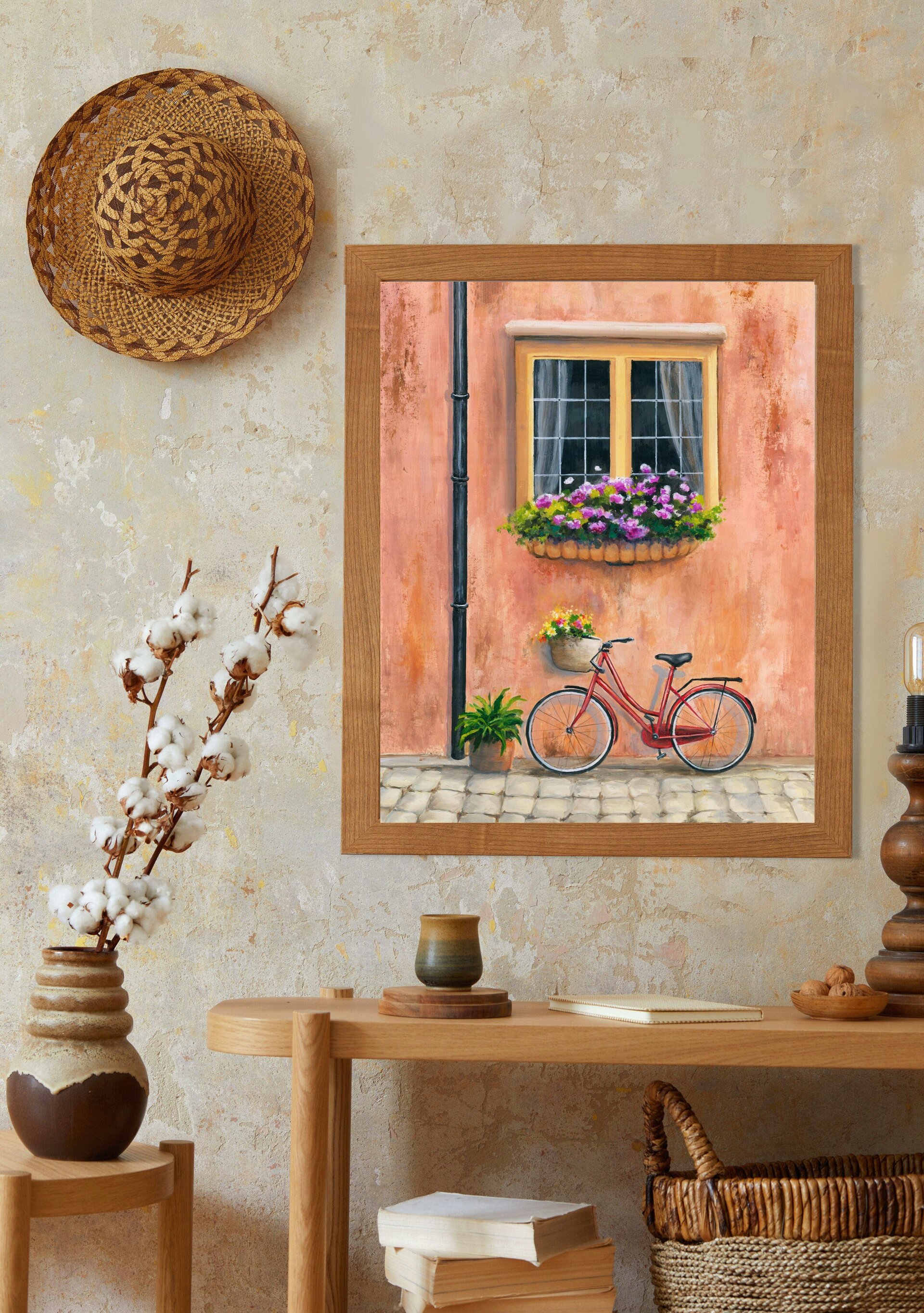 Bicicleta vintage roja bajo ventana con flores en calle antigua empedrada - 9
