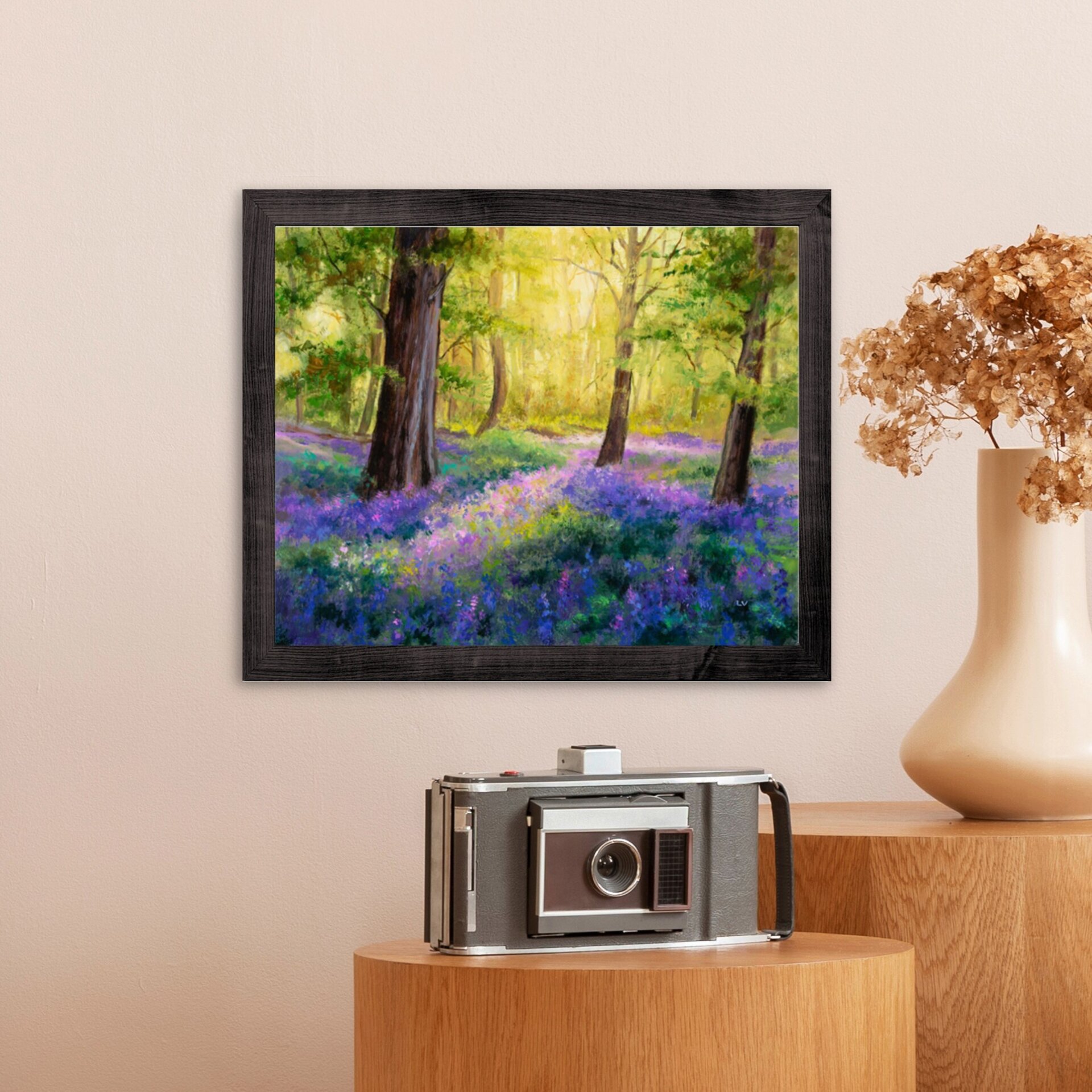 Pintura de campanillas azules en un bosque de hayas con luz entre los árboles - 8