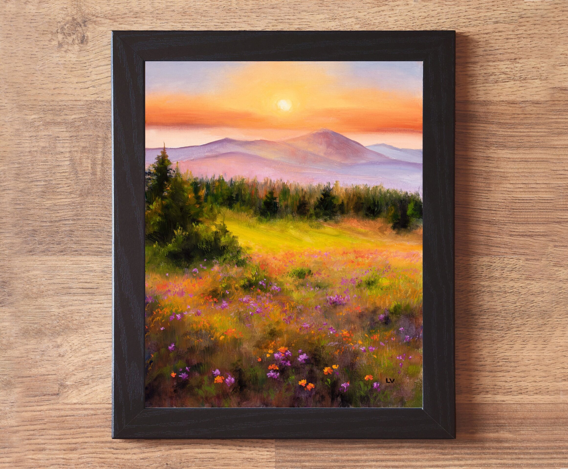 Montañas brumosas en puesta de sol con verde pradera, abetos y flores de colores - 2