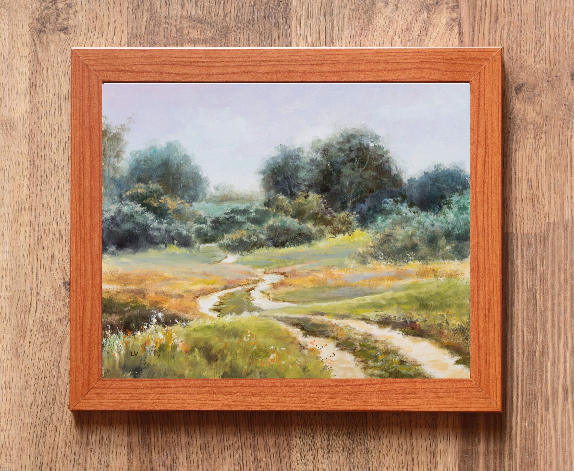Campo con camino entre las lomas pintado en colores suaves en un día de verano - 3