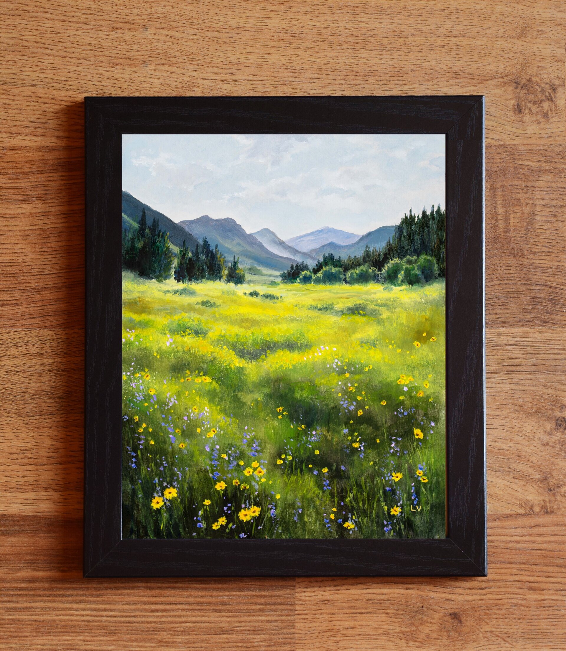 Pintura de paisaje de campo verde con flores amarillas y montañas en la lejanía - 2