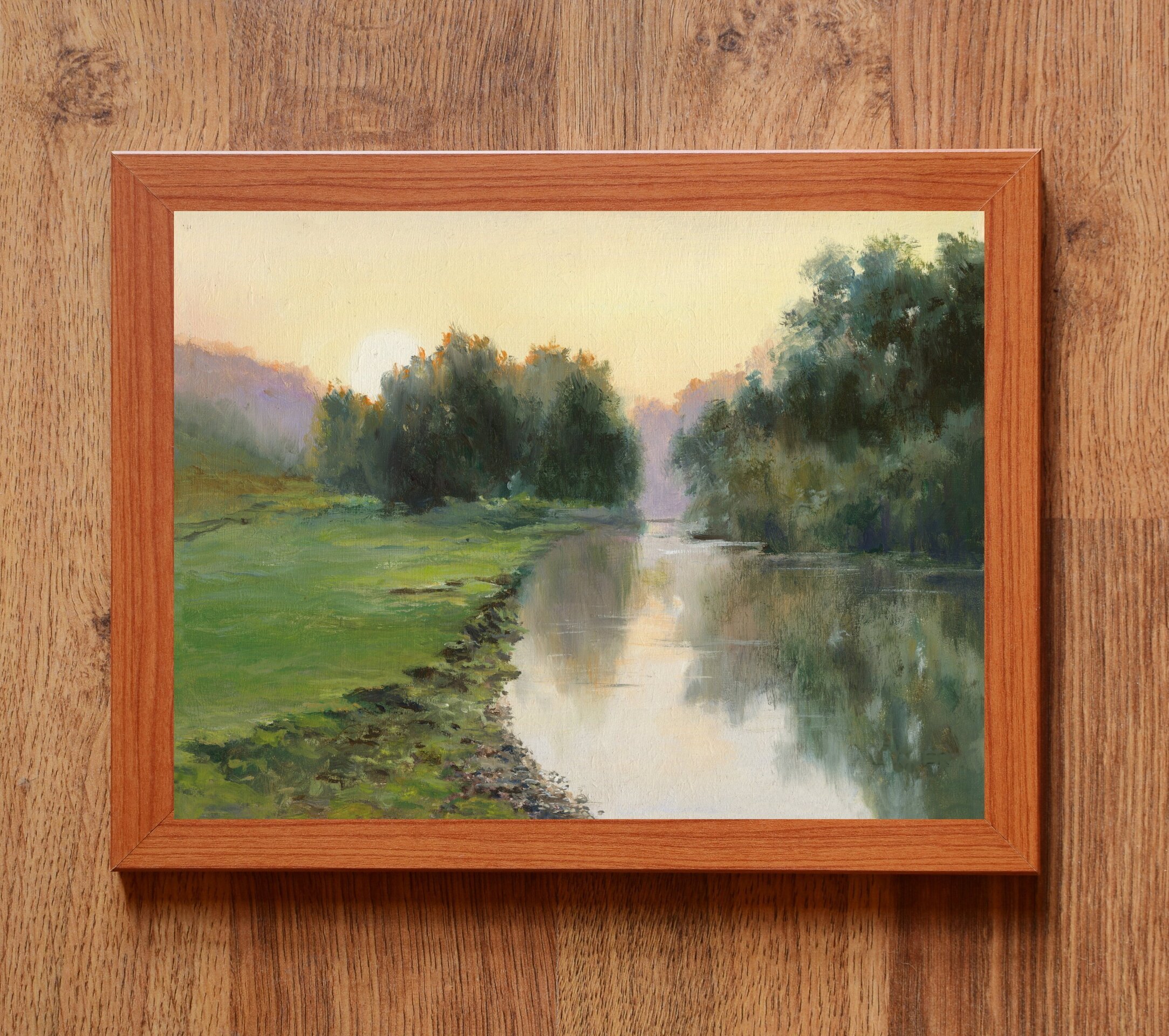 Río al amanecer con reflejo de árboles en agua tranquila, Relajante naturaleza - 3