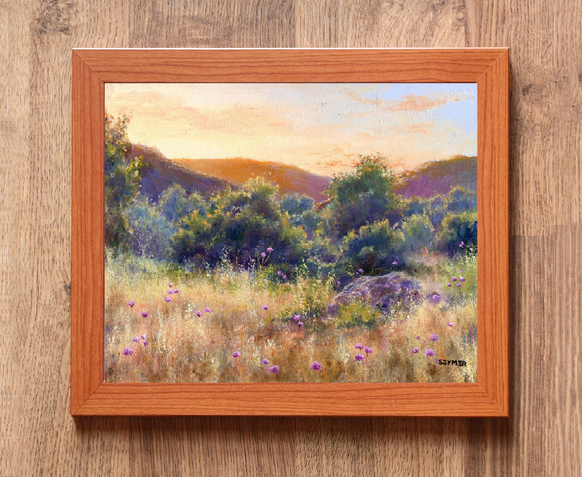 Escena de verano con atardecer dorado en campo de flores silvestres color morado - 3