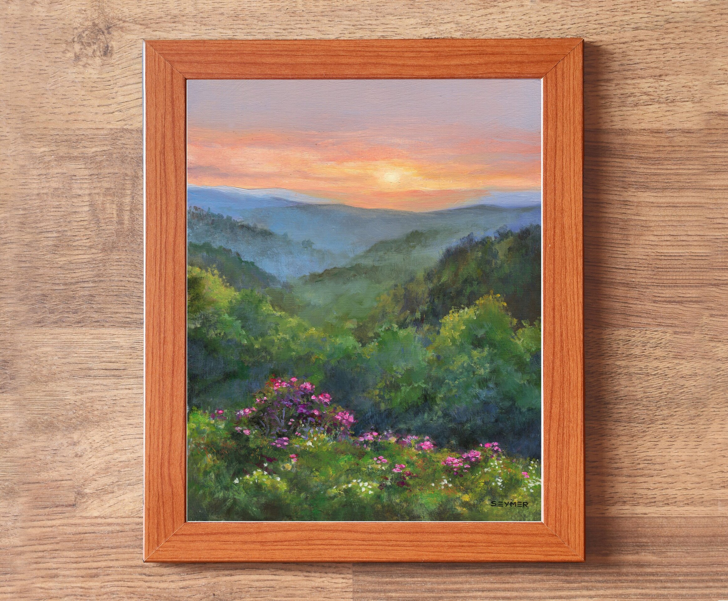 Paisaje panorámico de atardecer con montañas, flores rosa y frondosa vegetación - 3