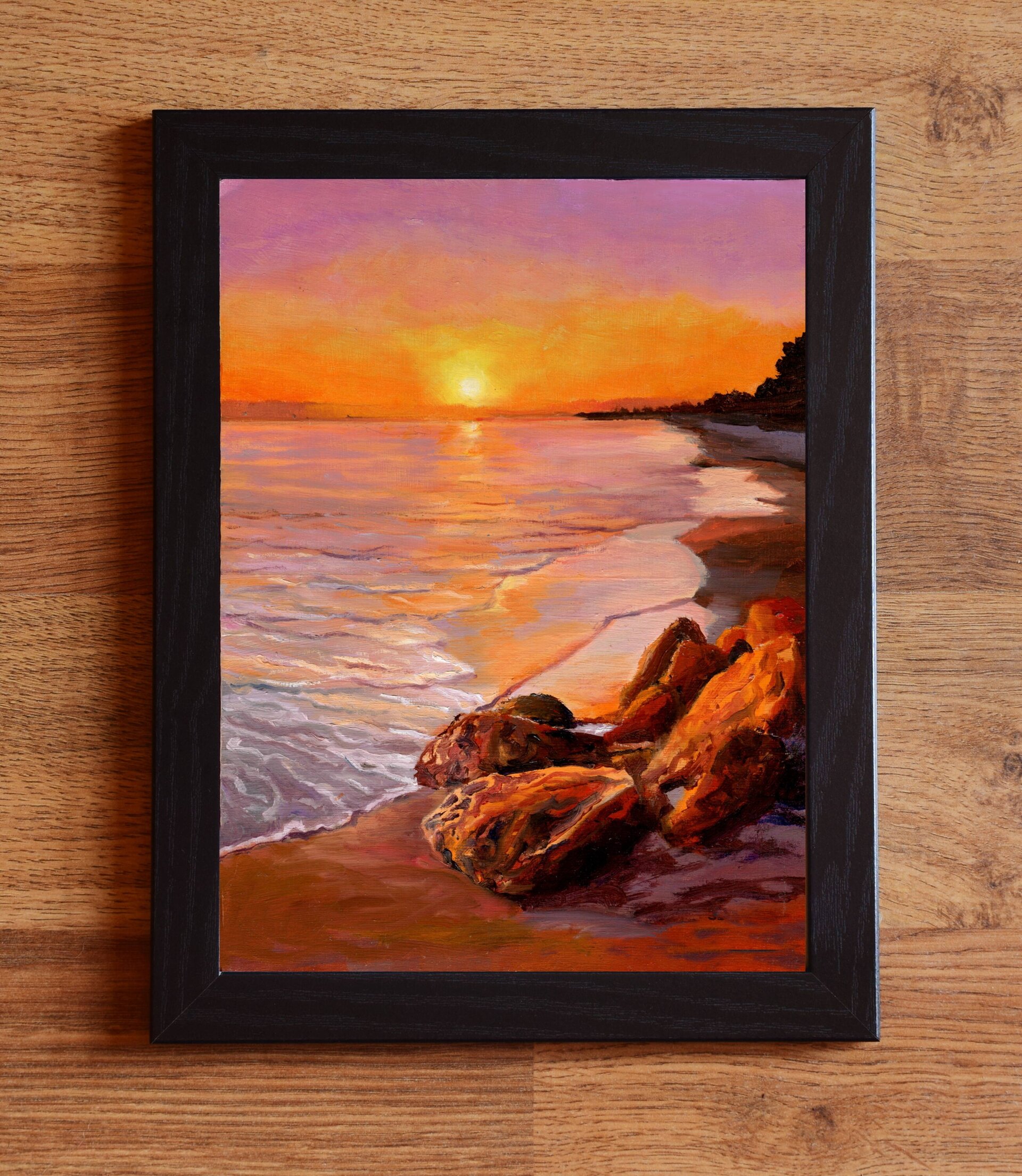 Óleo de atardecer en playa con sol anaranjado sobre horizonte y rocas en arena - 2