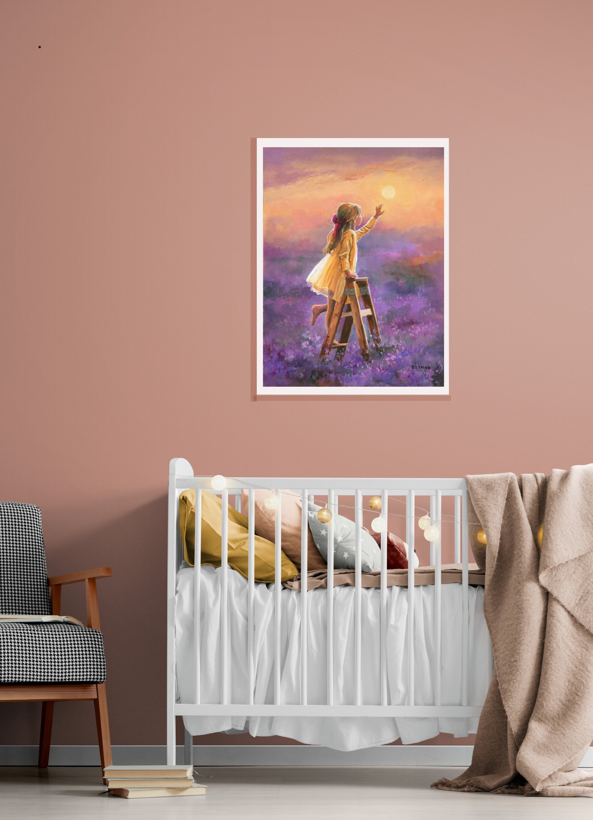 Niña en escalera en campo de lavanda al atardecer, Sol brillando en cielo - 8