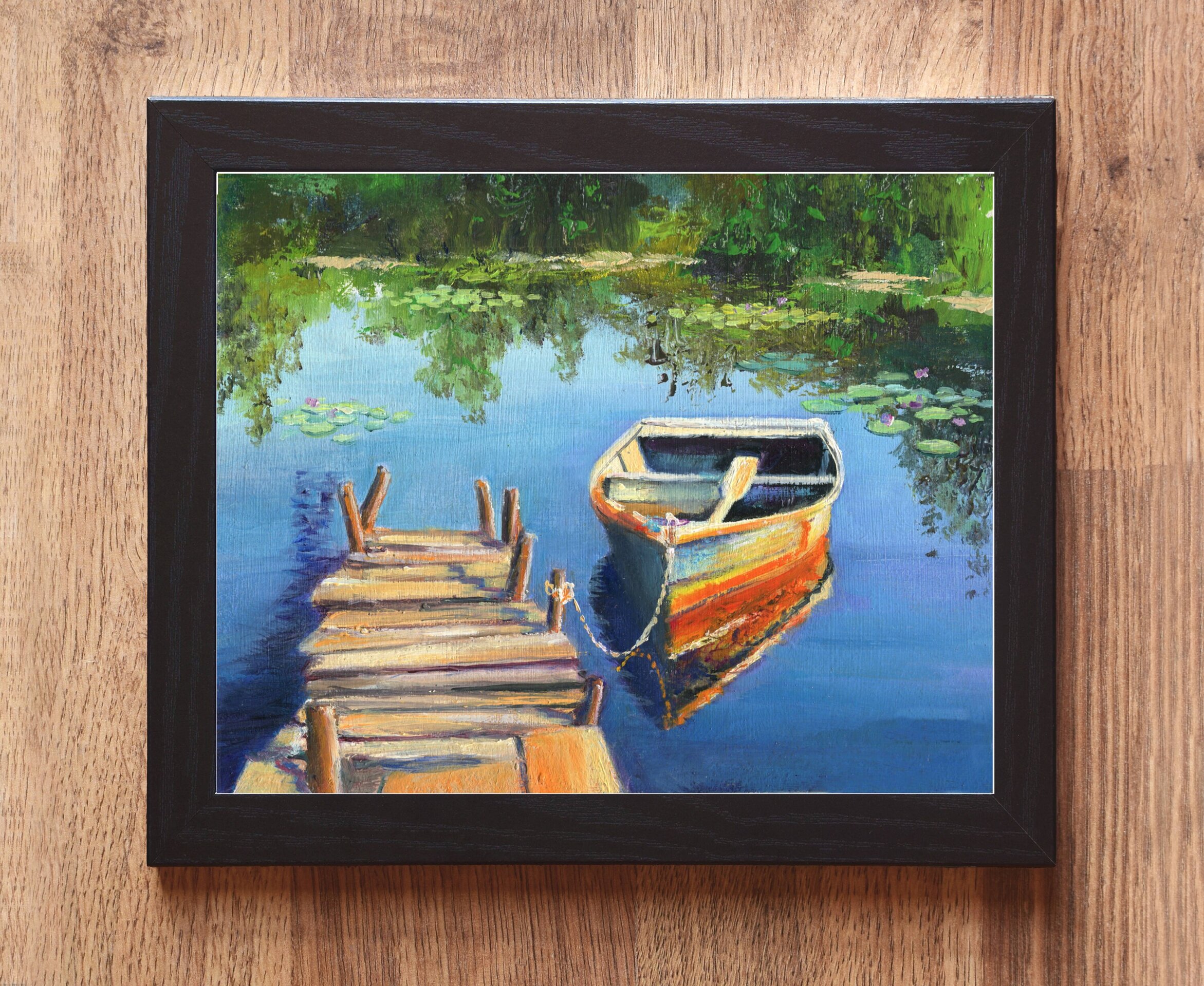 Pintura de barca en embarcadero de madera sobre aguas tranquilas con nenúfares - 2