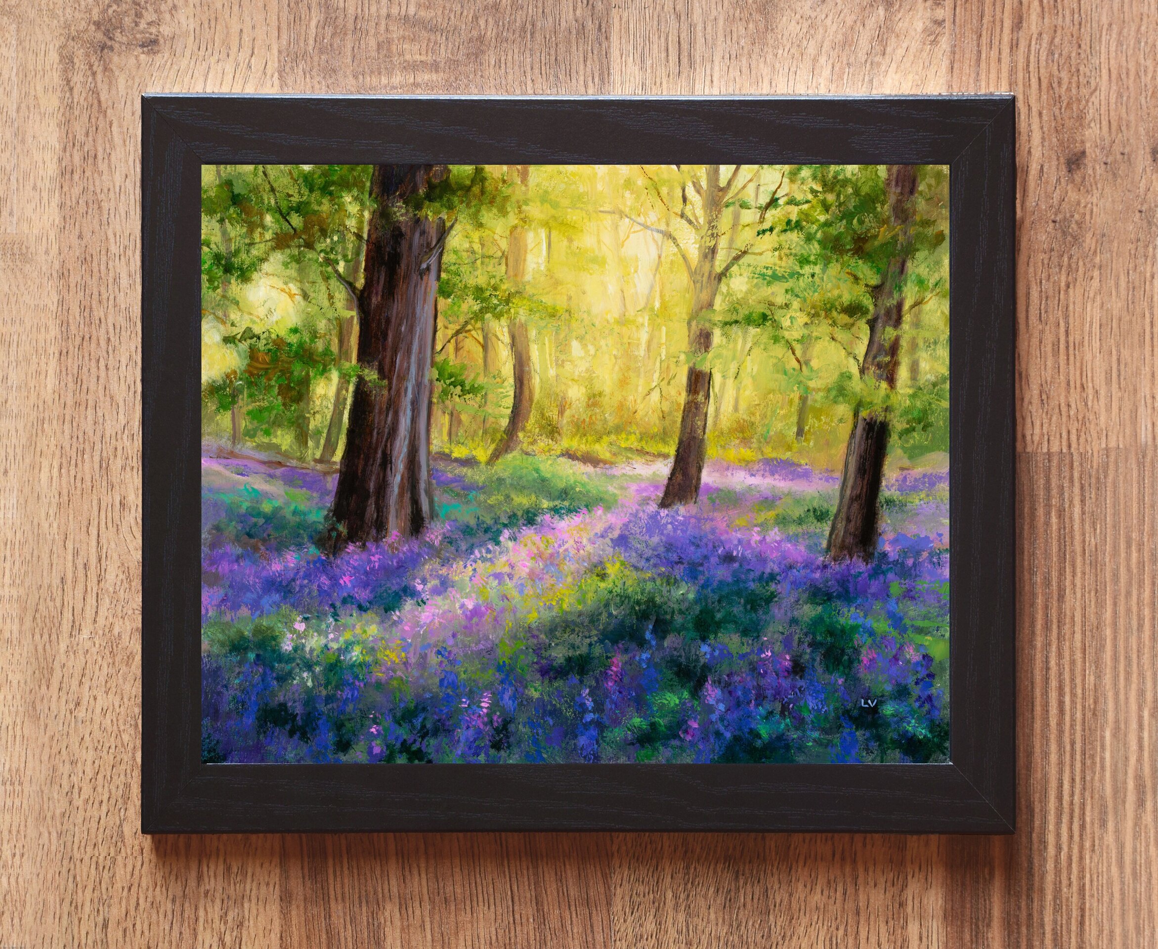 Pintura de campanillas azules en un bosque de hayas con luz entre los árboles - 2