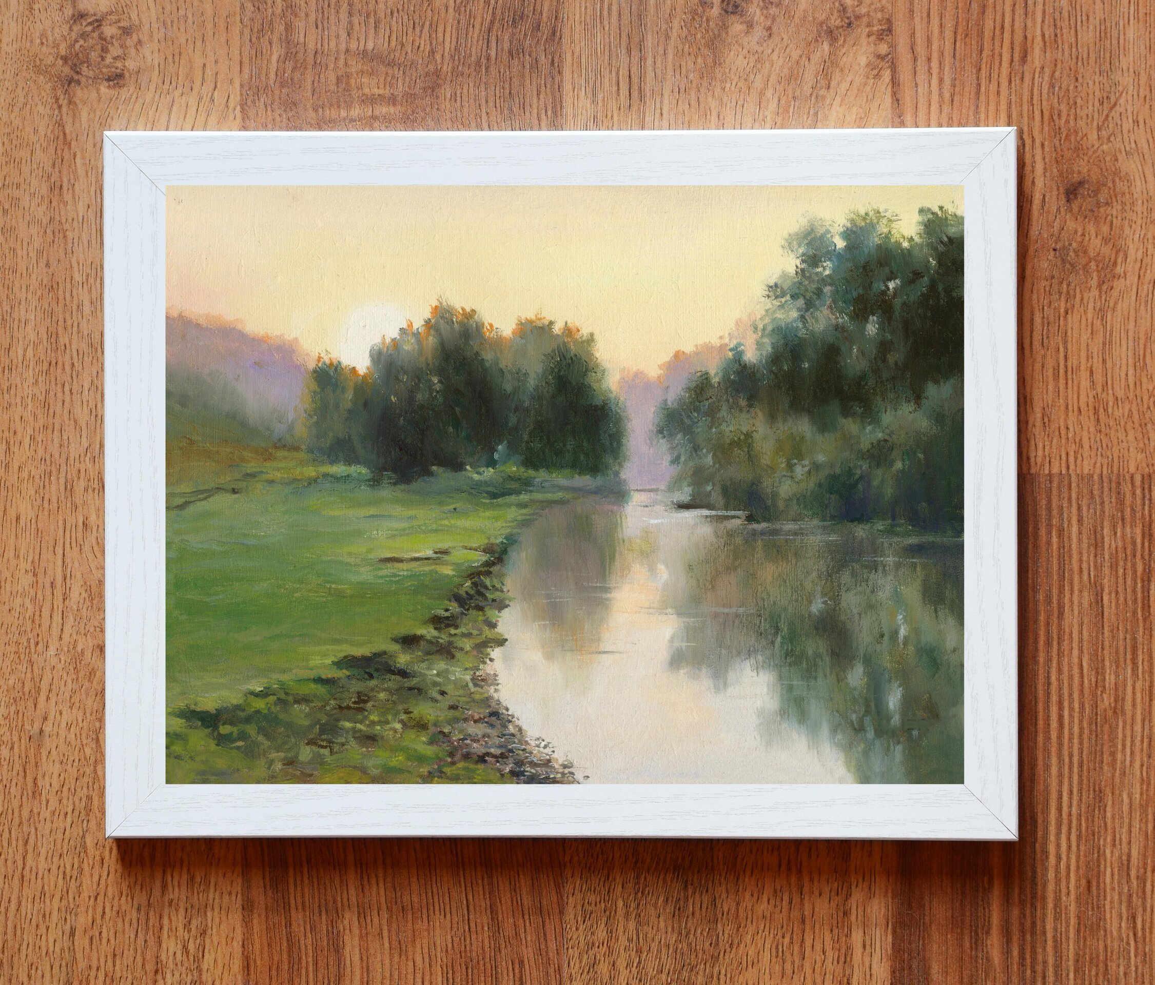 Río al amanecer con reflejo de árboles en agua tranquila, Relajante naturaleza - 4