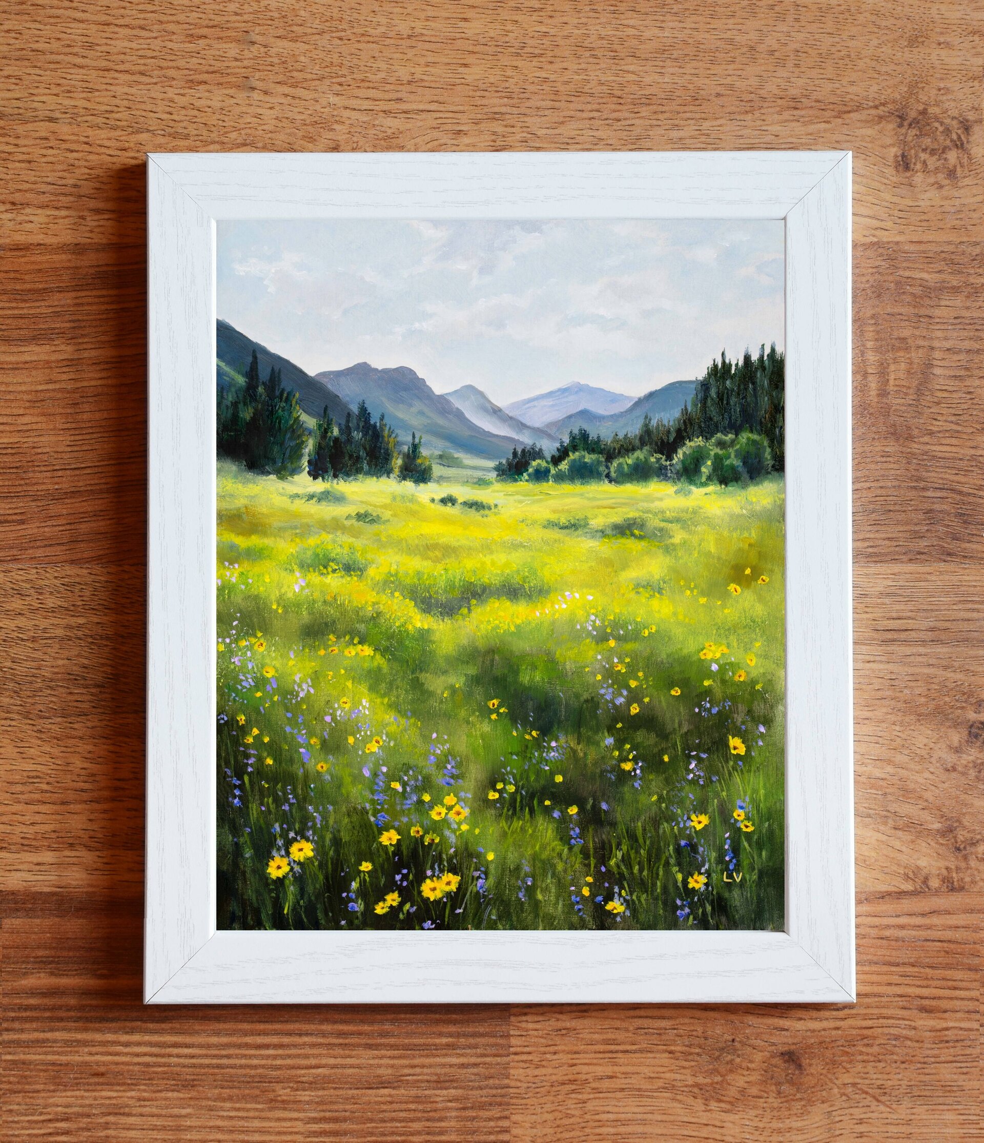 Pintura de paisaje de campo verde con flores amarillas y montañas en la lejanía - 4