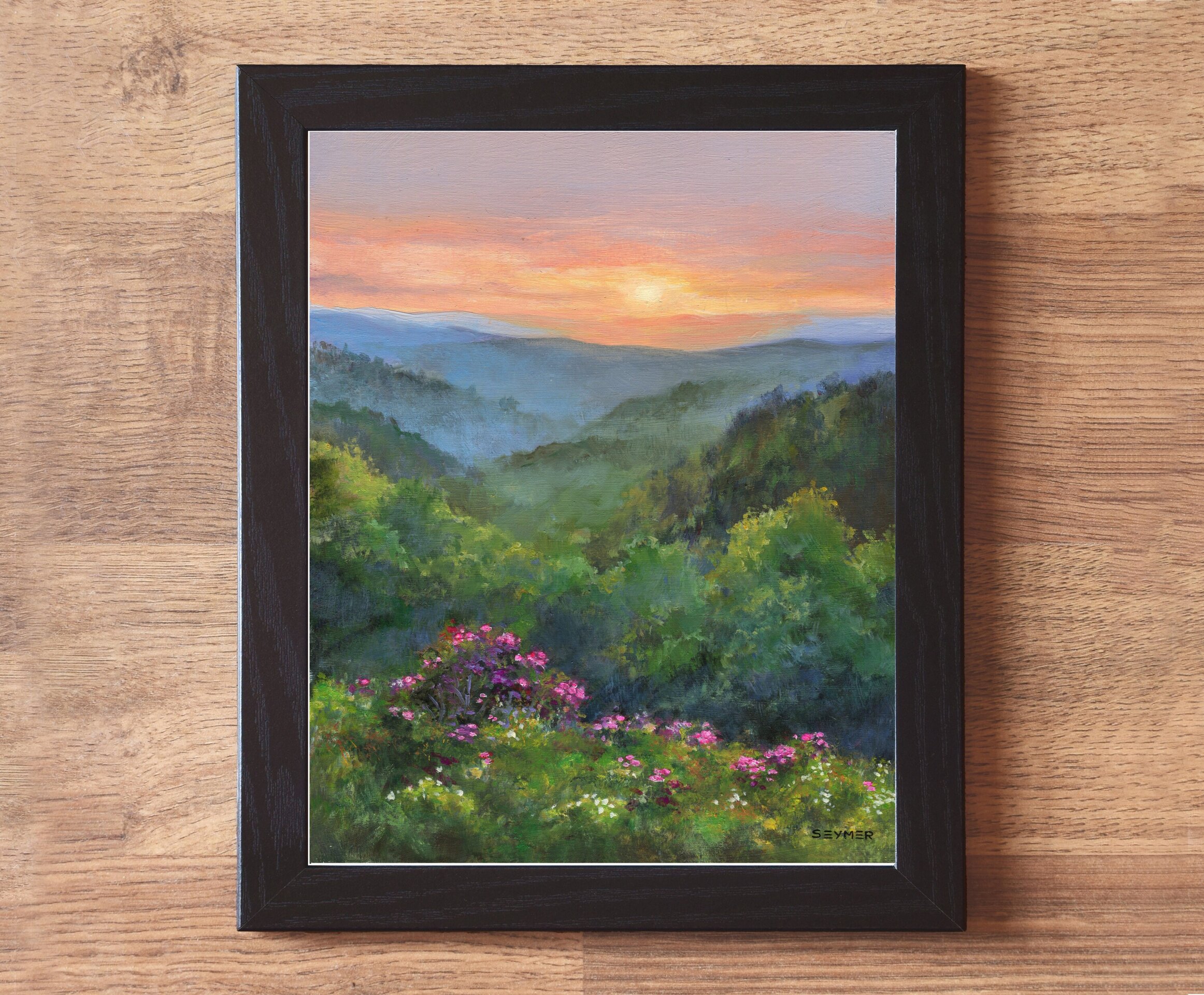 Paisaje panorámico de atardecer con montañas, flores rosa y frondosa vegetación - 2