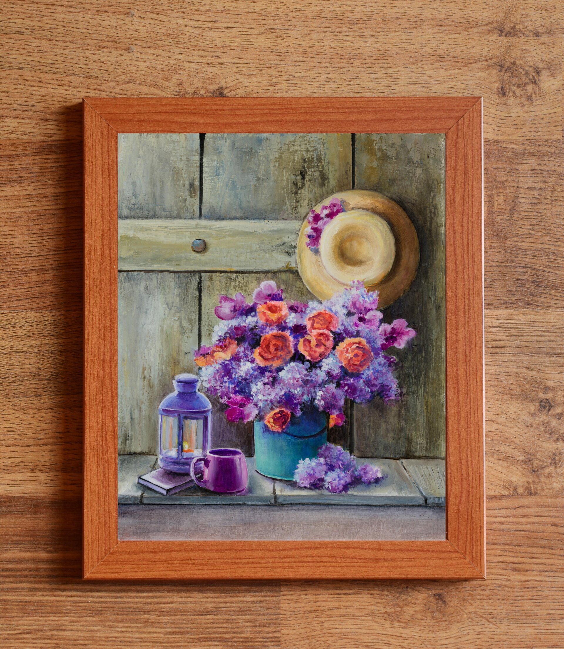 Óleo de bodegón, flores moradas y rojas, sombrero de paja, taza, farol encendido - 3