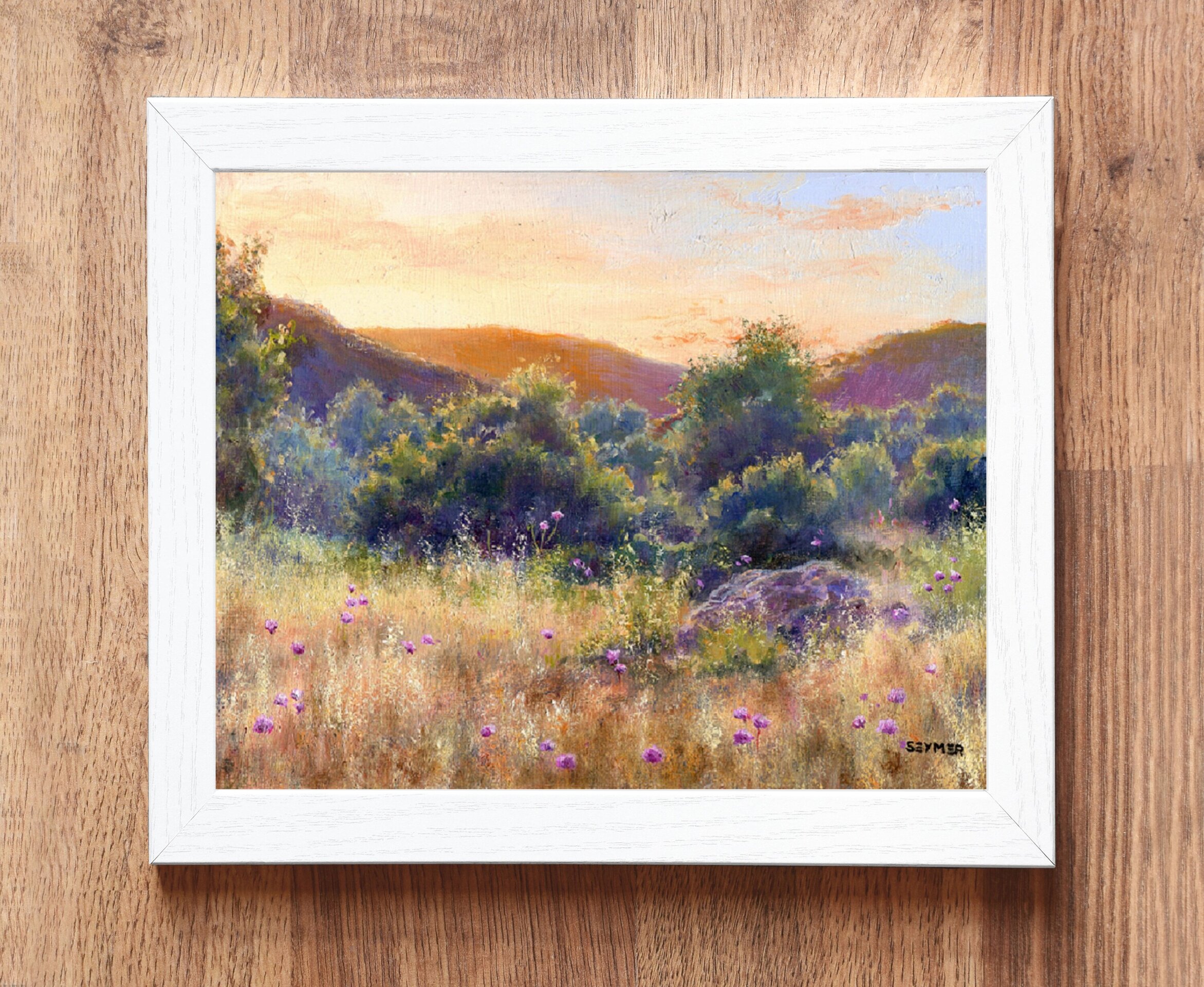 Escena de verano con atardecer dorado en campo de flores silvestres color morado - 4