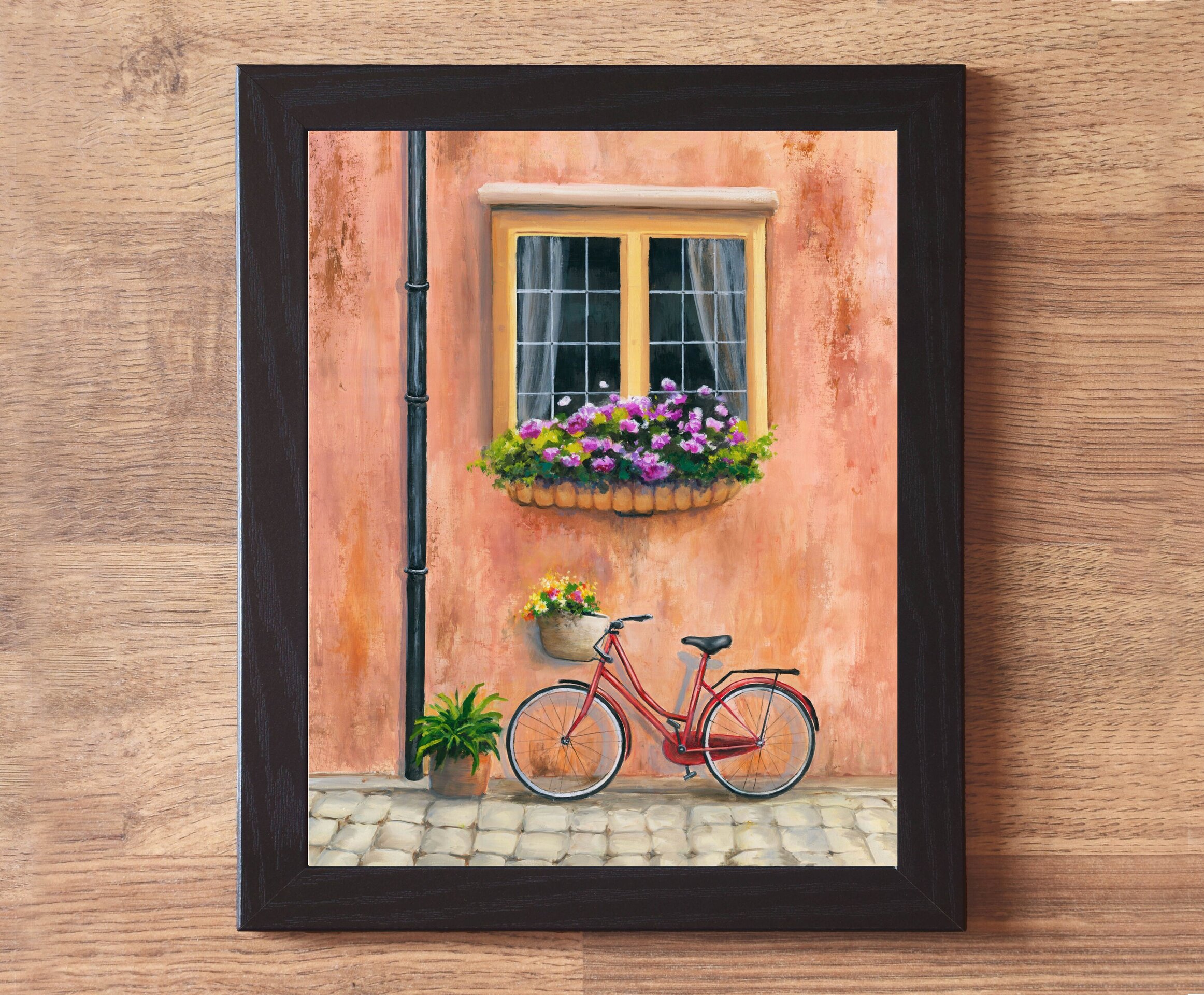 Bicicleta vintage roja bajo ventana con flores en calle antigua empedrada - 2