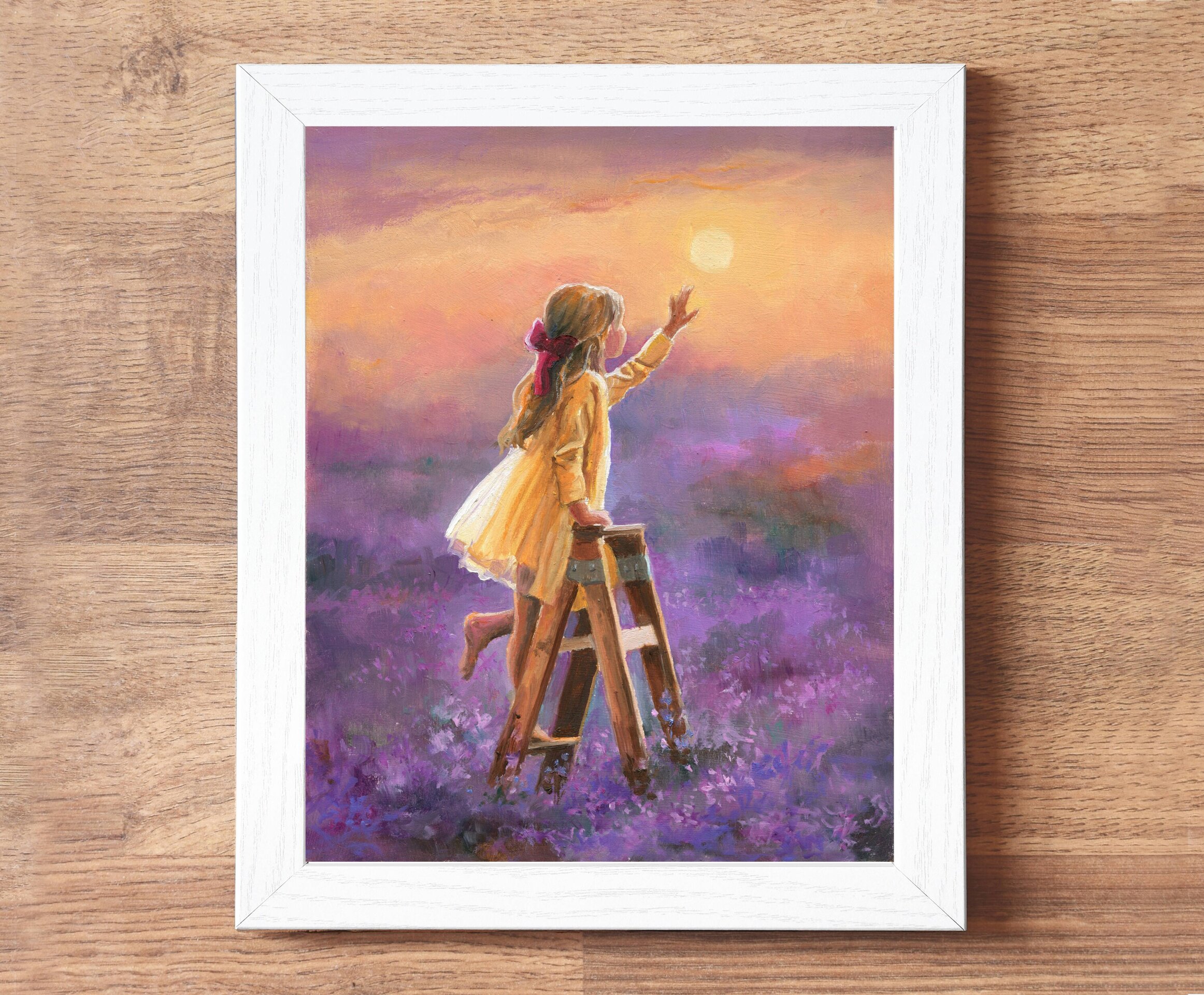 Niña en escalera en campo de lavanda al atardecer, Sol brillando en cielo - 4