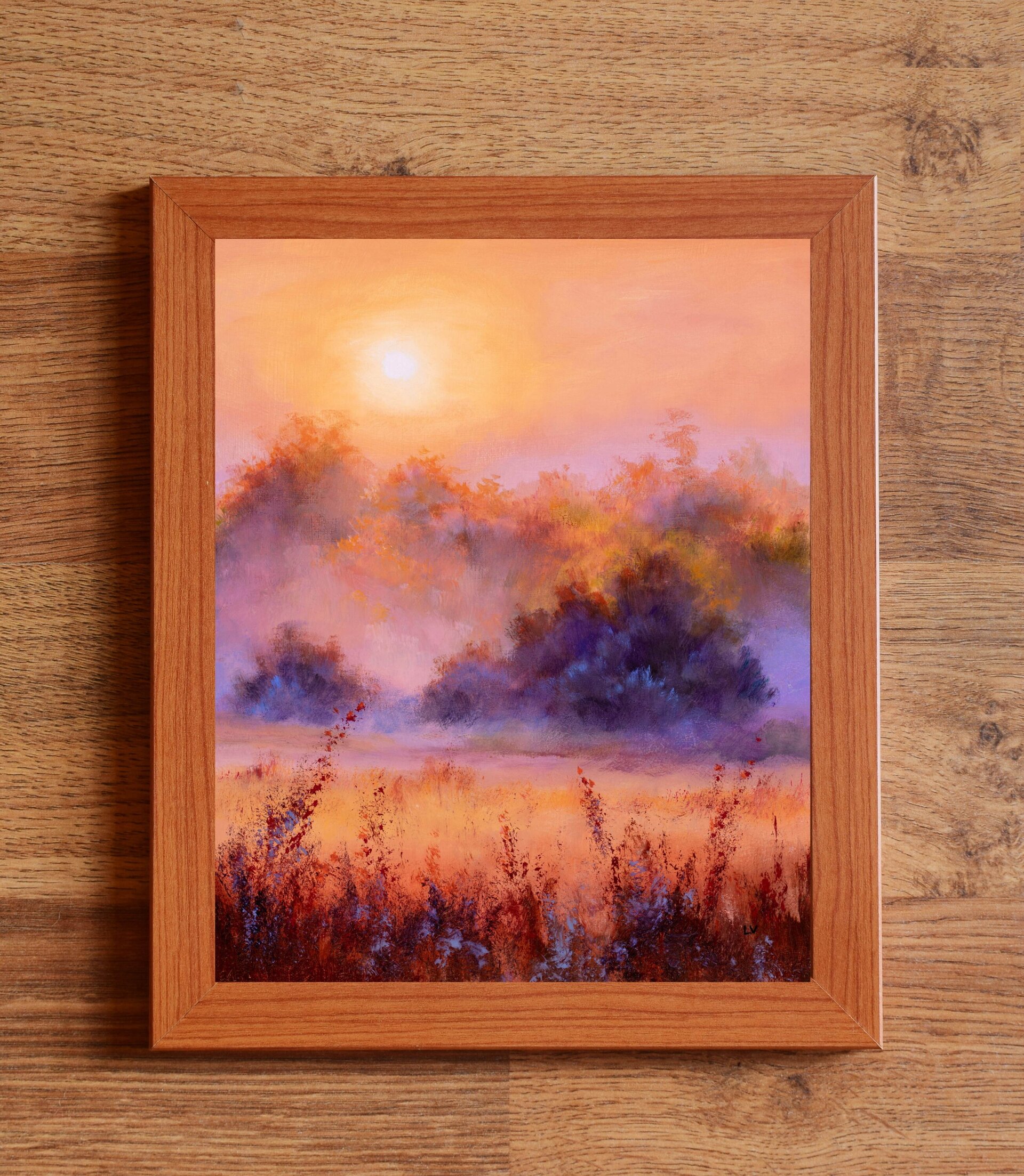 Pintura de amanecer sereno y niebla en campo de tonos dorados, naranja y morado - 3