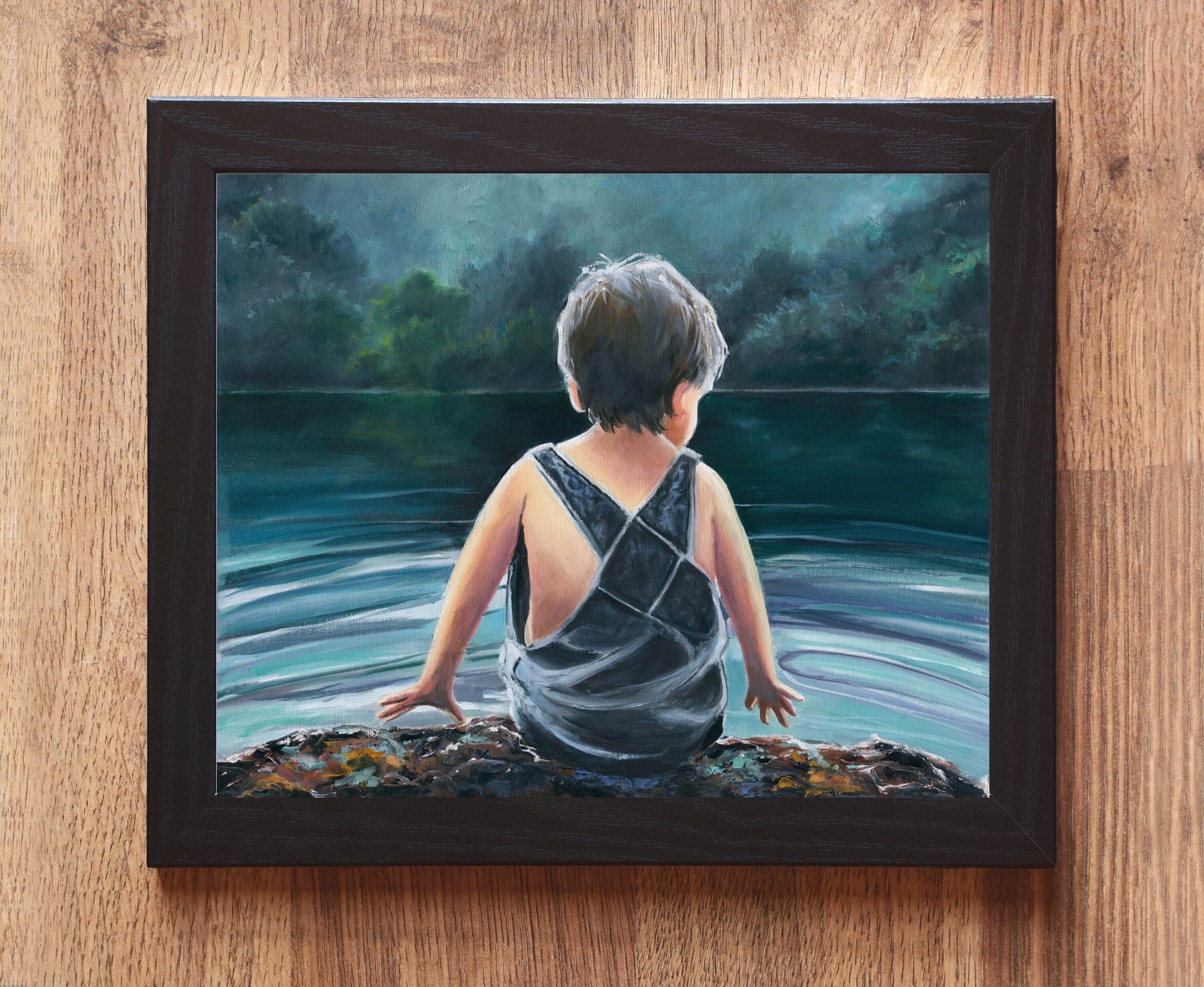 Pintura de lago de noche con niño jugando con el agua bajo reflejo de luna llena - 2