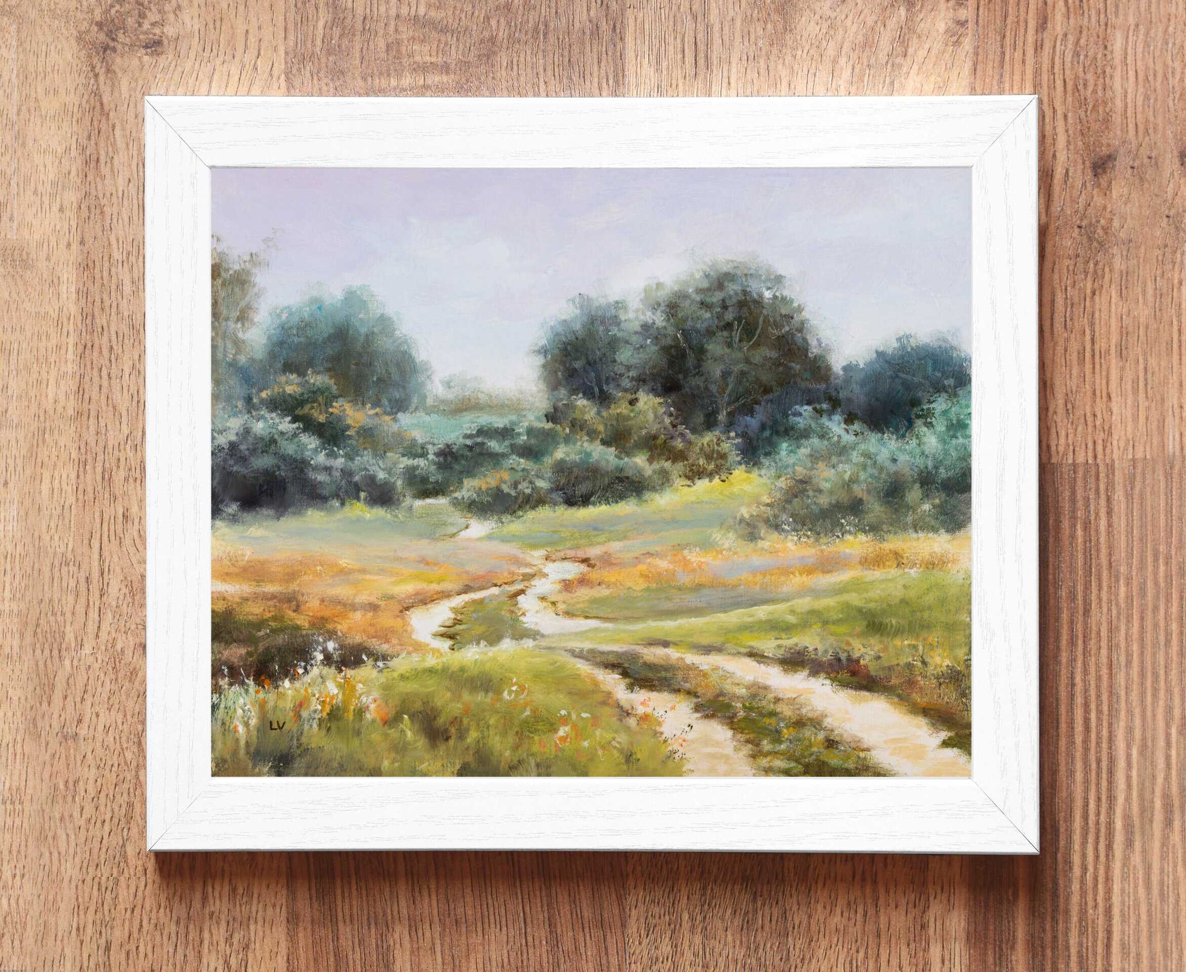 Campo con camino entre las lomas pintado en colores suaves en un día de verano - 4