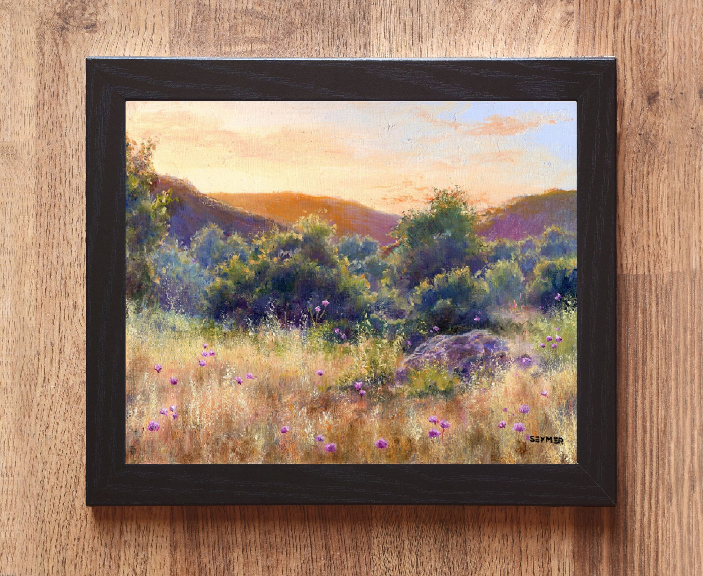 Escena de verano con atardecer dorado en campo de flores silvestres color morado - 2