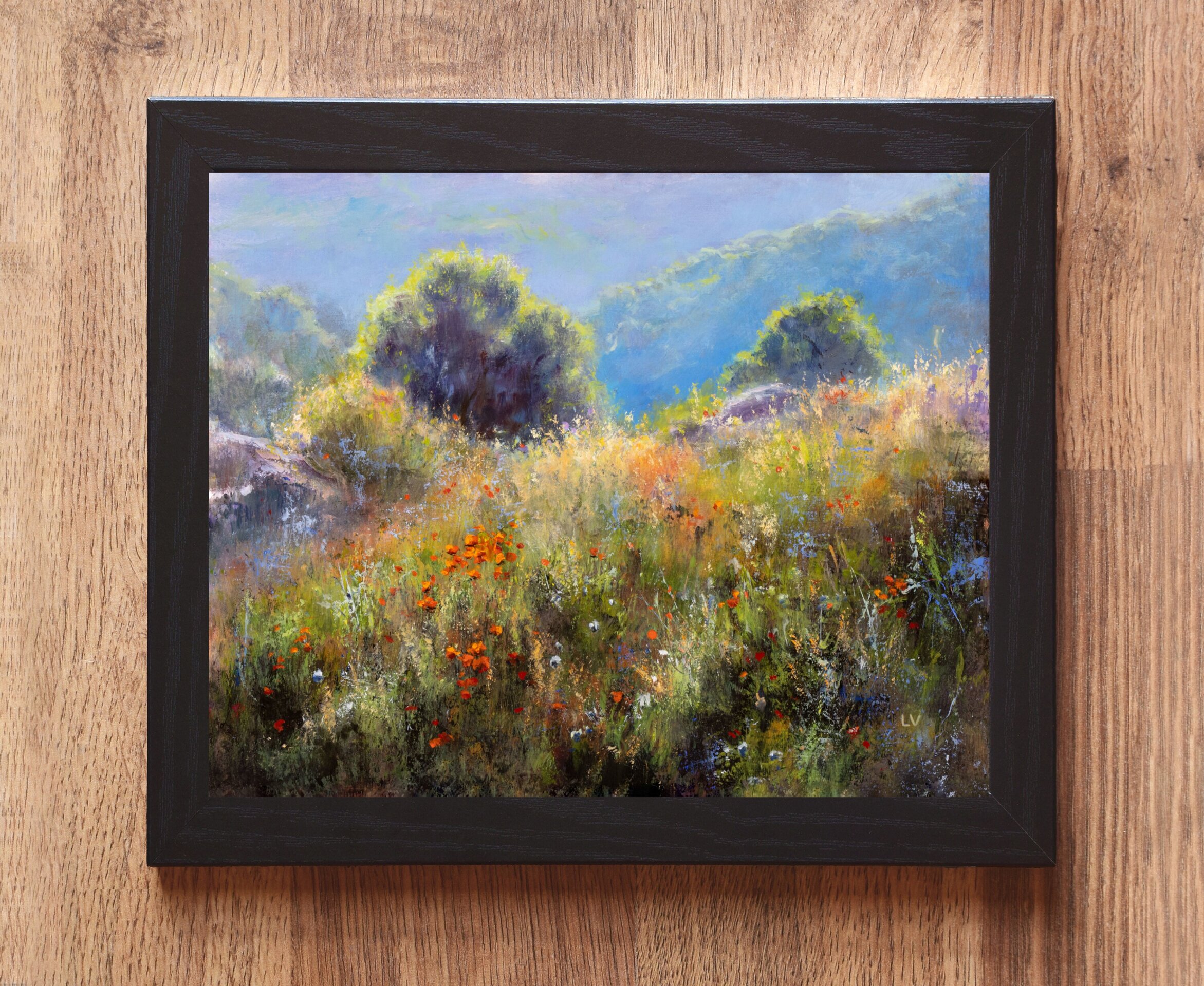 Pintura de colorido campo de flores con montañas distantes y arboles a contraluz - 2
