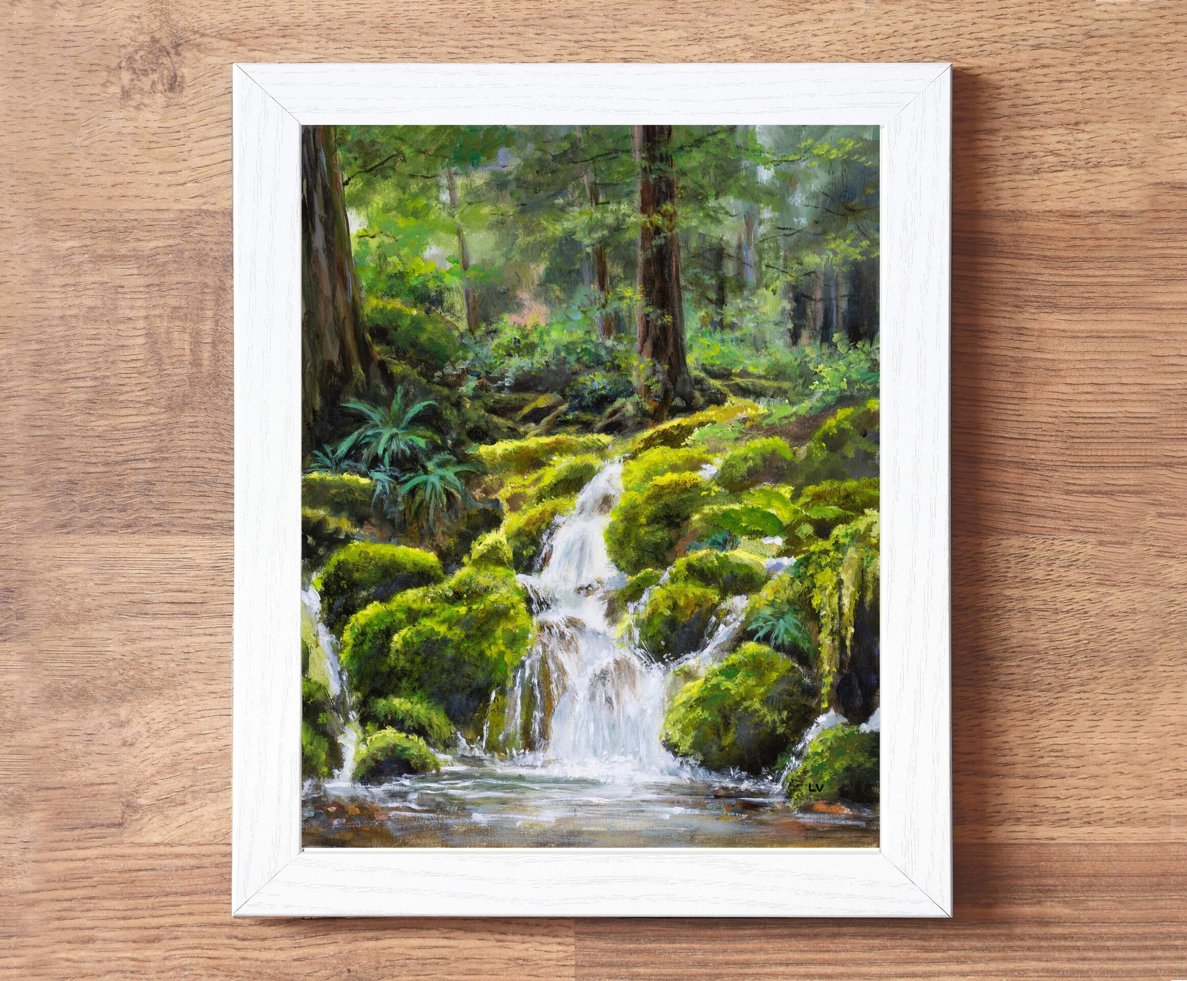 Pintura realista de río forestal con cascada y piedras cubiertas de musgo verde - 4