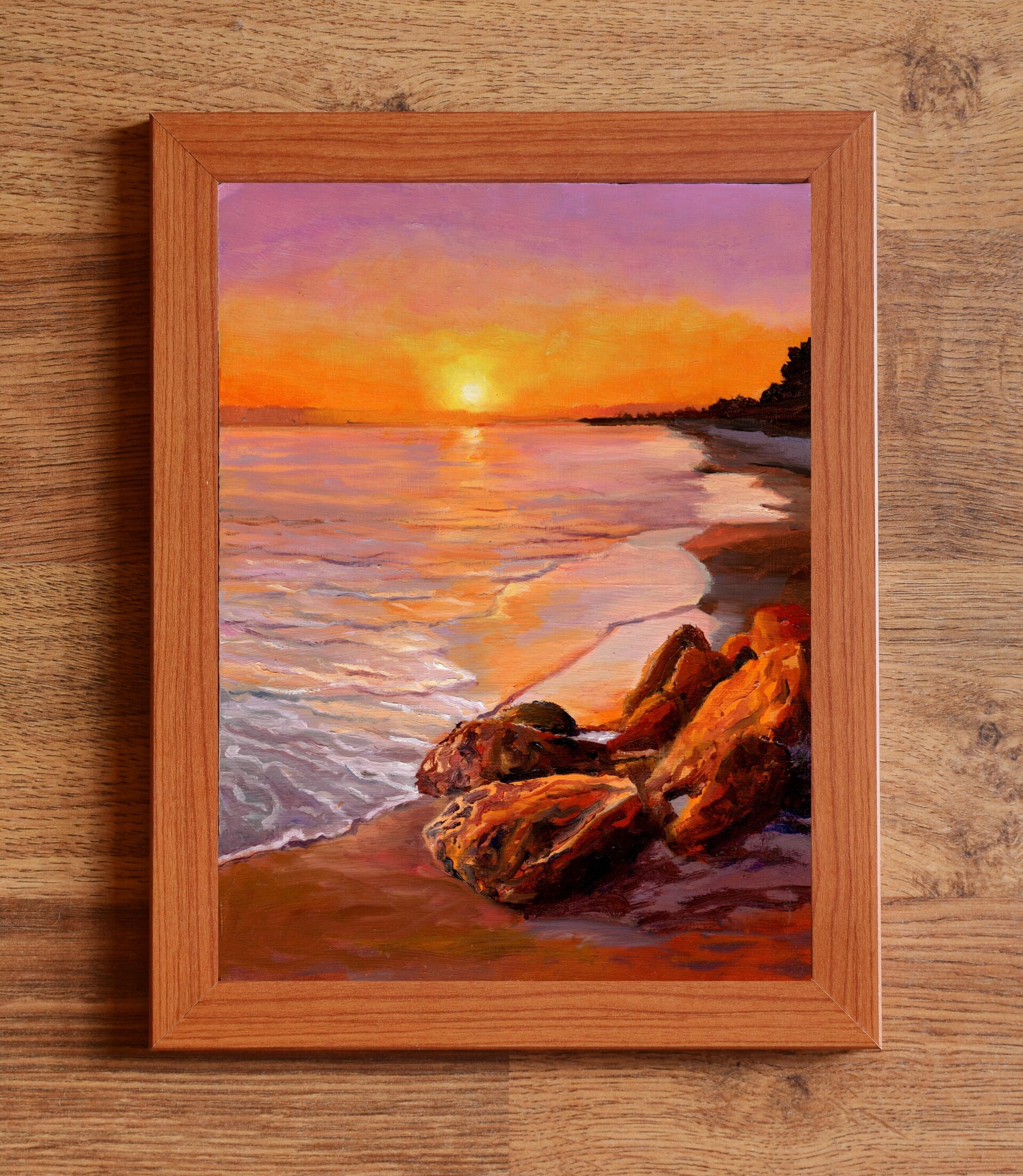 Óleo de atardecer en playa con sol anaranjado sobre horizonte y rocas en arena - 3