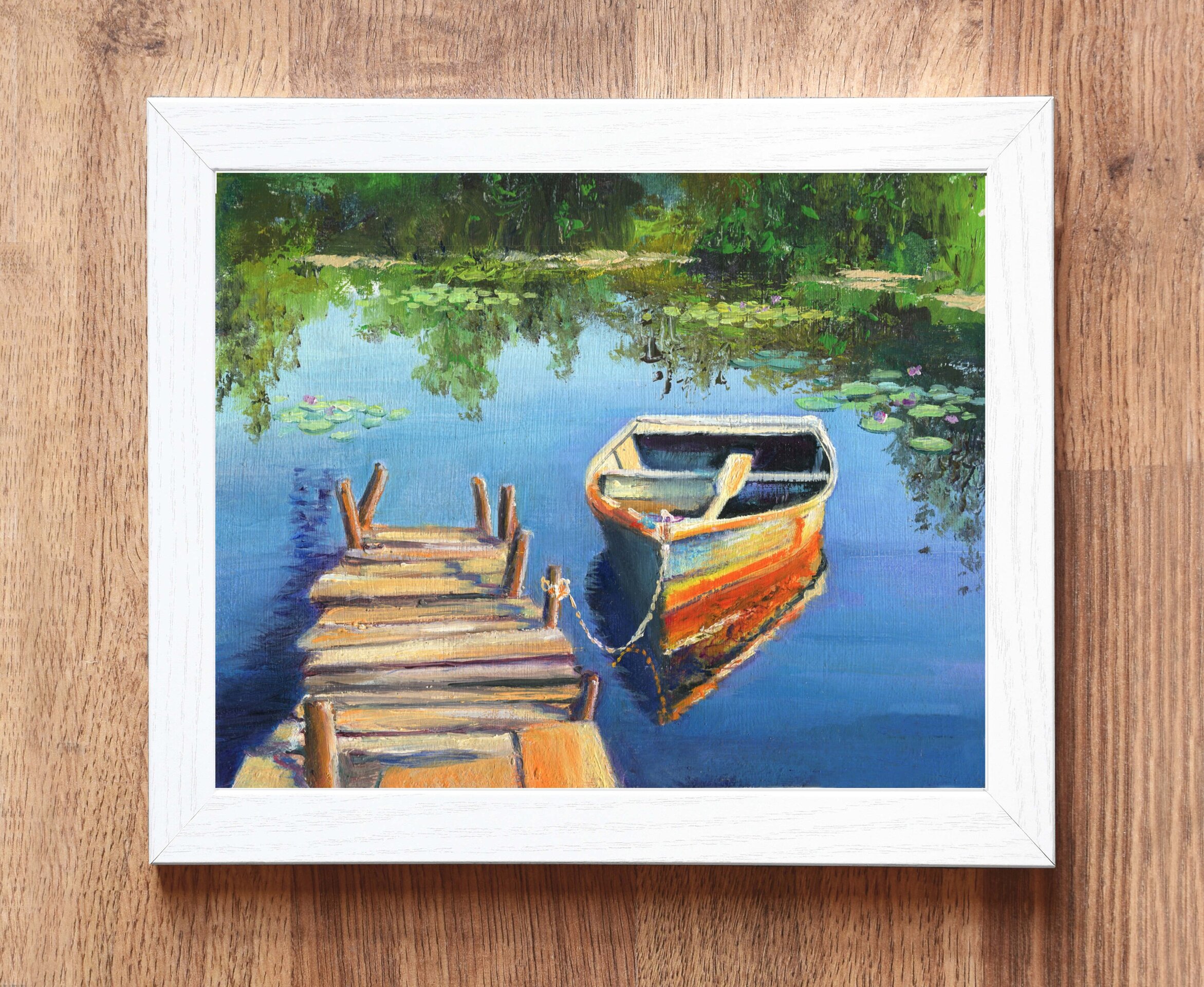 Pintura de barca en embarcadero de madera sobre aguas tranquilas con nenúfares - 4