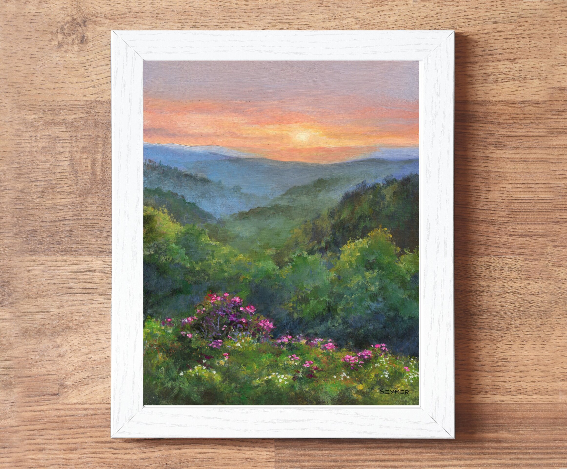Paisaje panorámico de atardecer con montañas, flores rosa y frondosa vegetación - 4