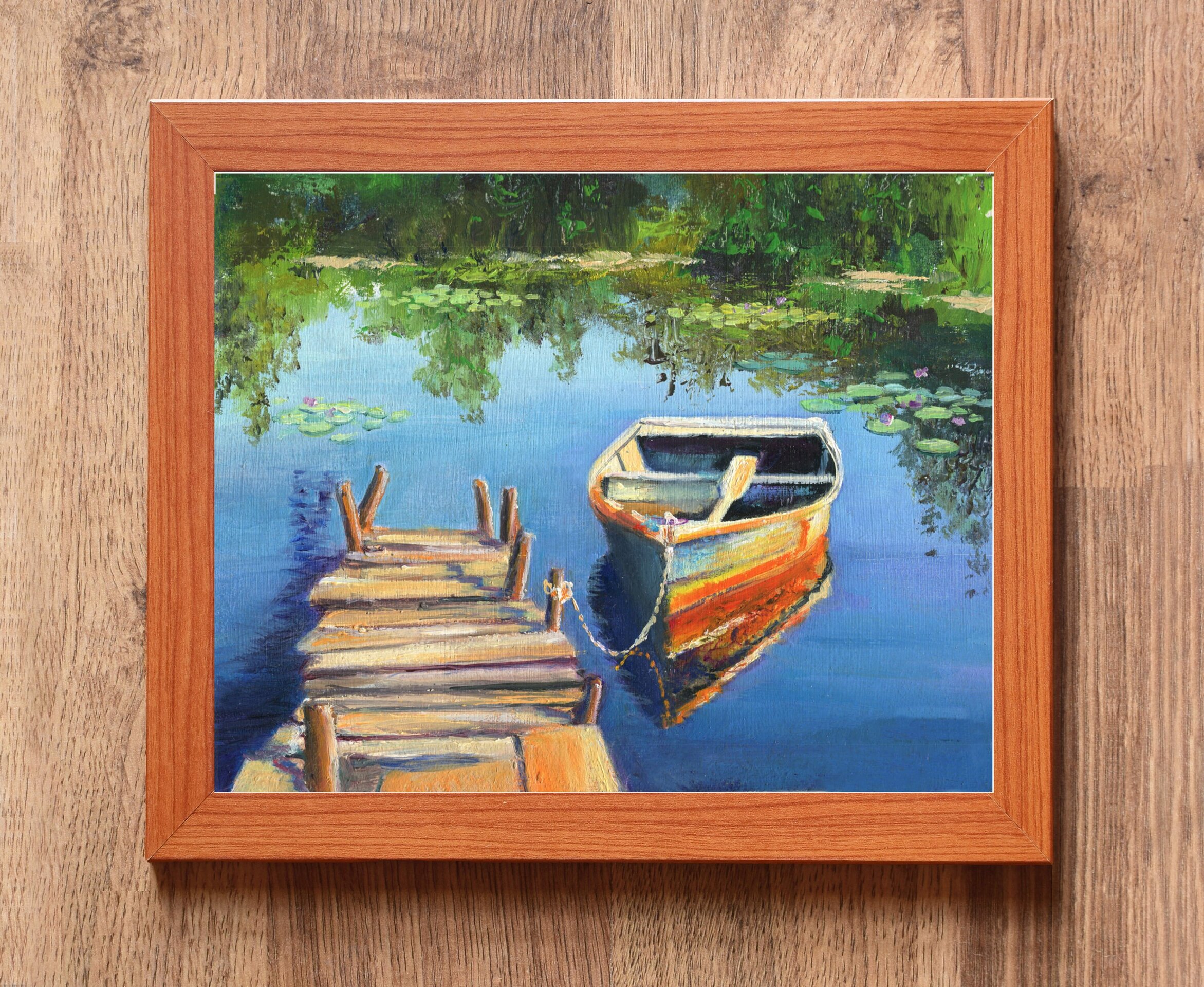 Pintura de barca en embarcadero de madera sobre aguas tranquilas con nenúfares - 3