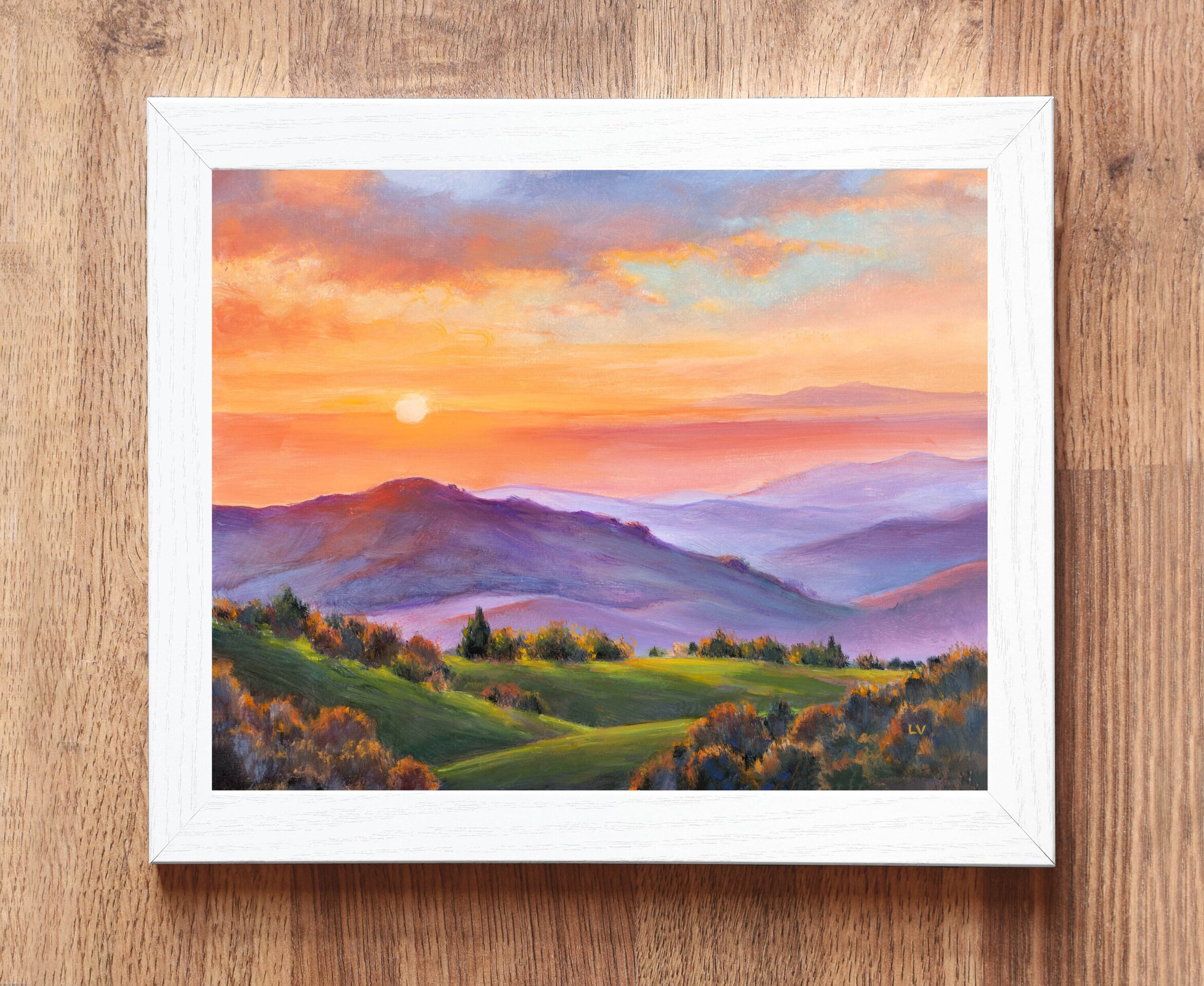Colorida pintura de montes púrpura y prados verdes con sol dorado al atardecer - 4