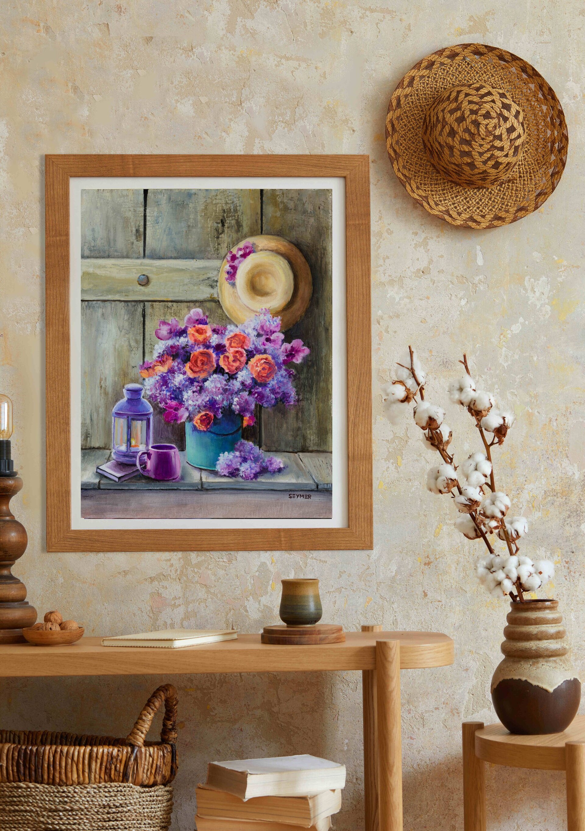 Óleo de bodegón, flores moradas y rojas, sombrero de paja, taza, farol encendido - 9