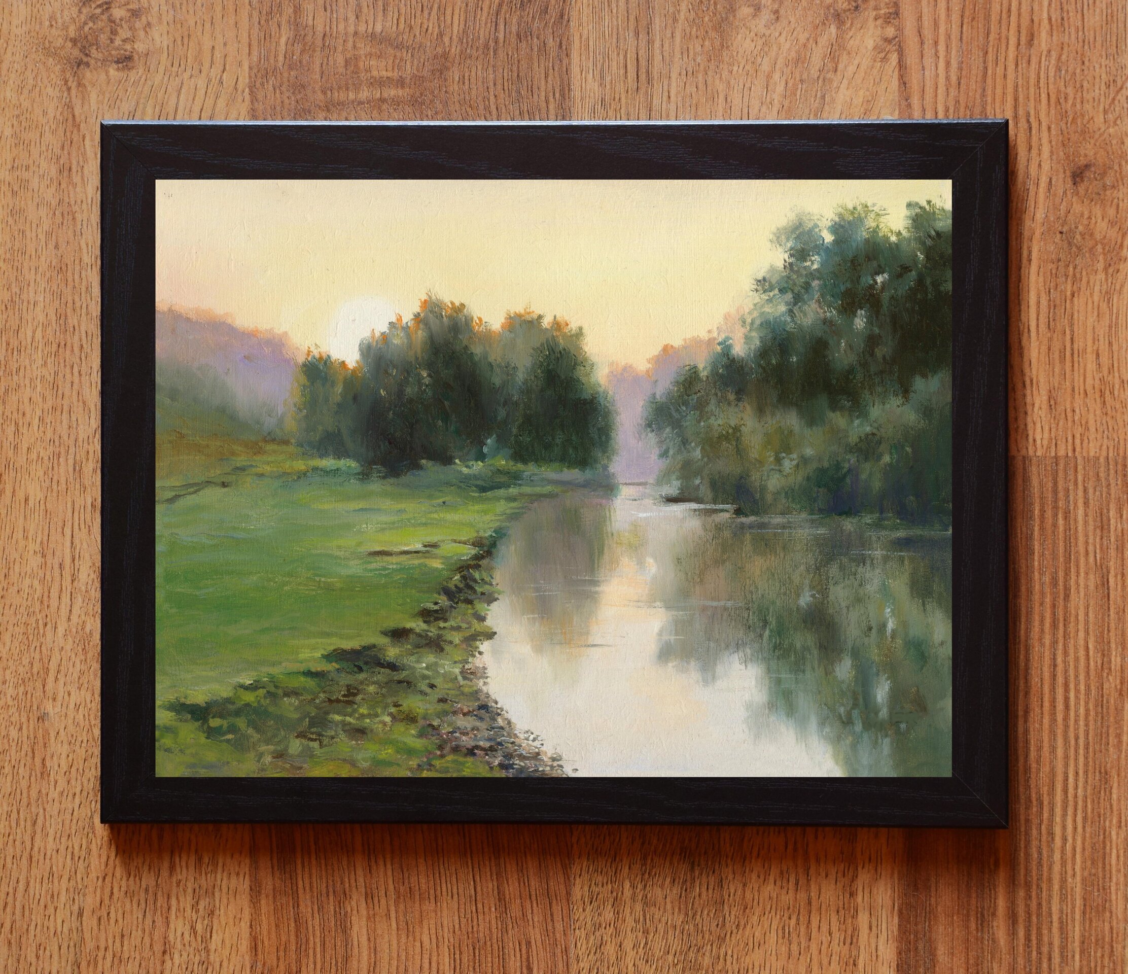Río al amanecer con reflejo de árboles en agua tranquila, Relajante naturaleza - 2