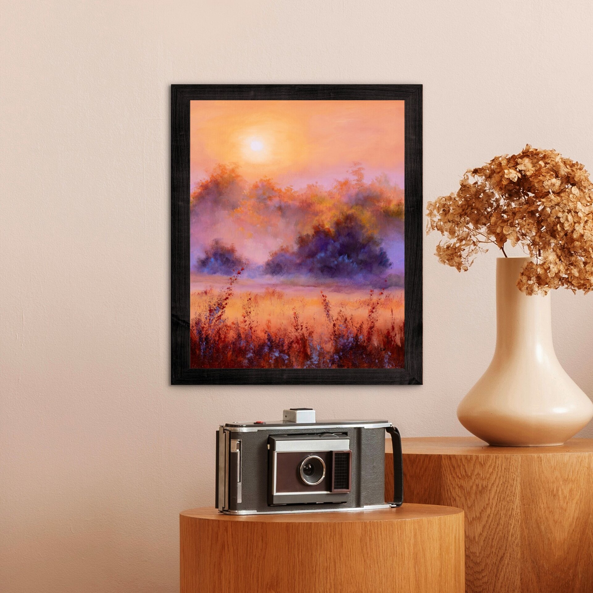 Pintura de amanecer sereno y niebla en campo de tonos dorados, naranja y morado - 8